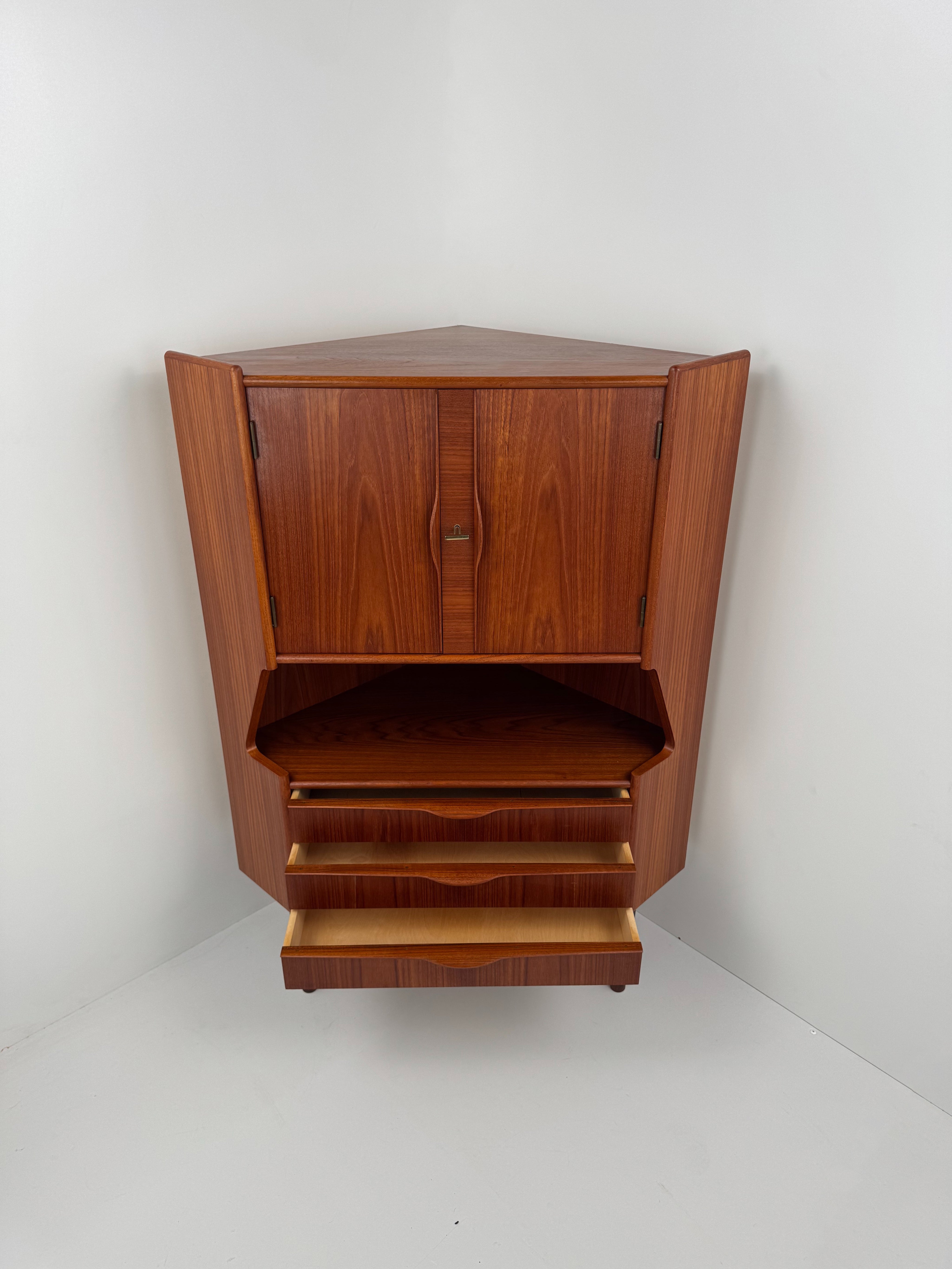 Corner_Bar_Cabinet_by_Gunnar_Falsig_for_Falsigs_Møbelfabrik,_Teak,_Denmark,_1960s