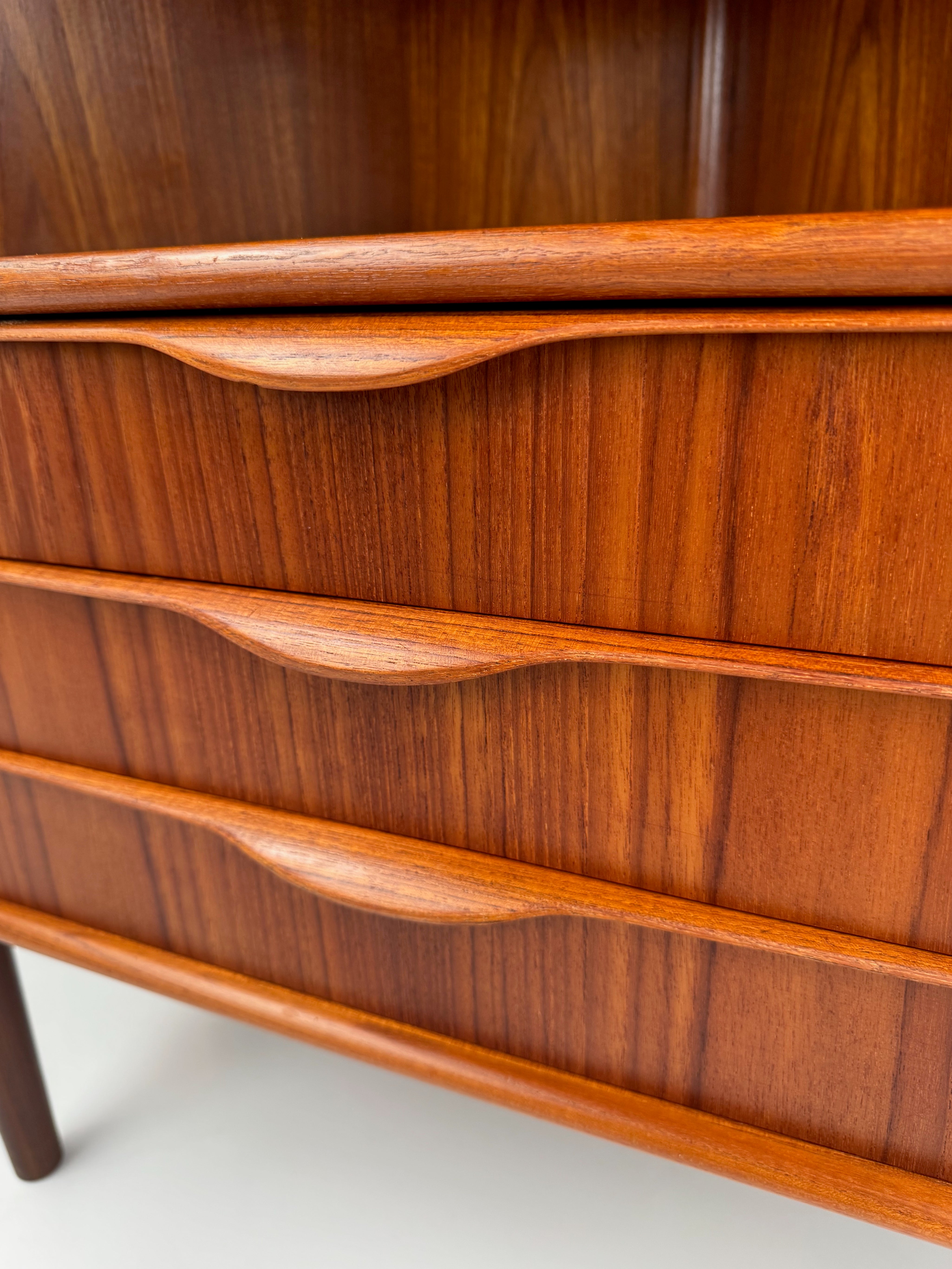 Corner_Bar_Cabinet_by_Gunnar_Falsig_for_Falsigs_Møbelfabrik,_Teak,_Denmark,_1960s