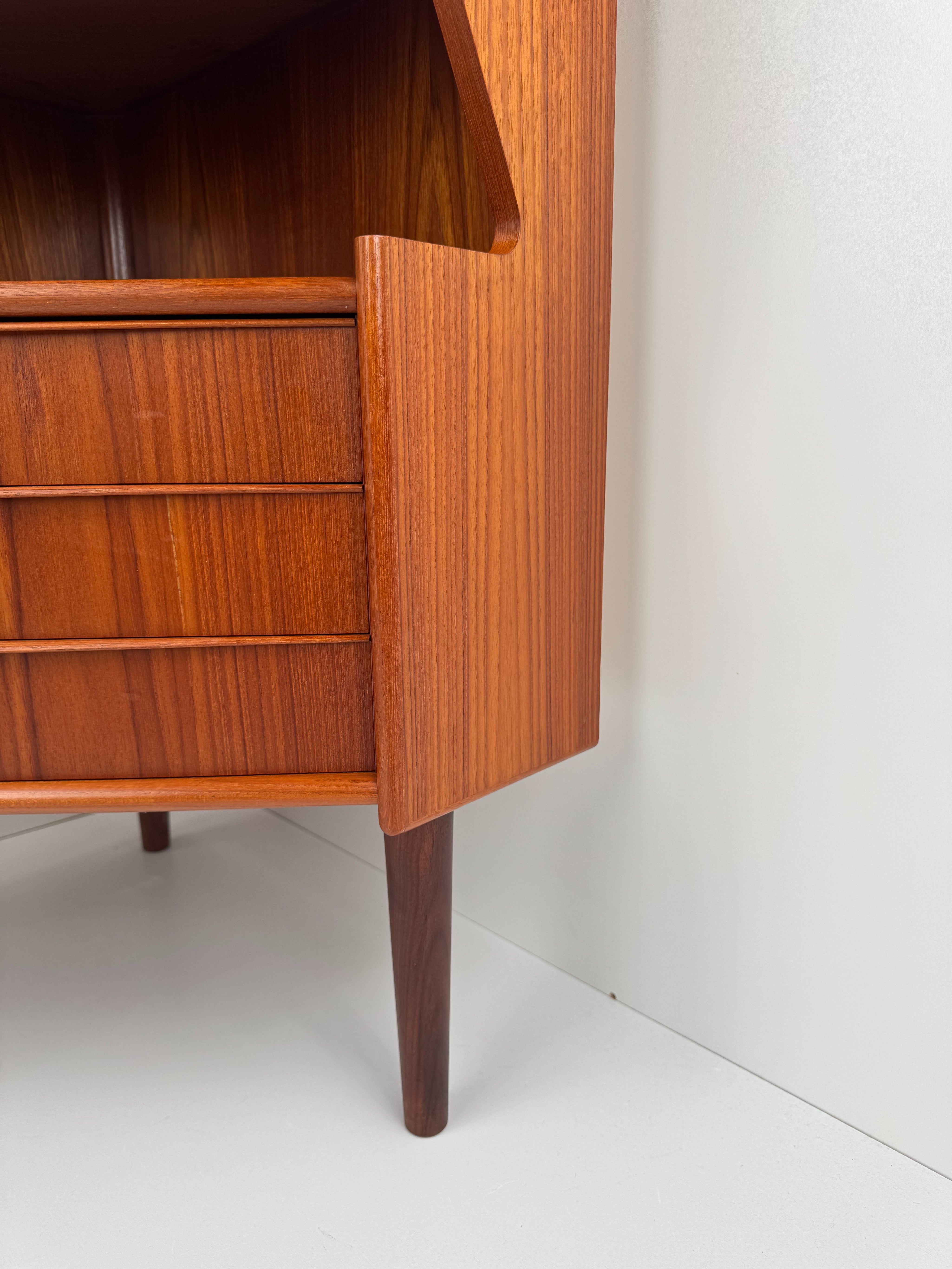Corner_Bar_Cabinet_by_Gunnar_Falsig_for_Falsigs_Møbelfabrik,_Teak,_Denmark,_1960s