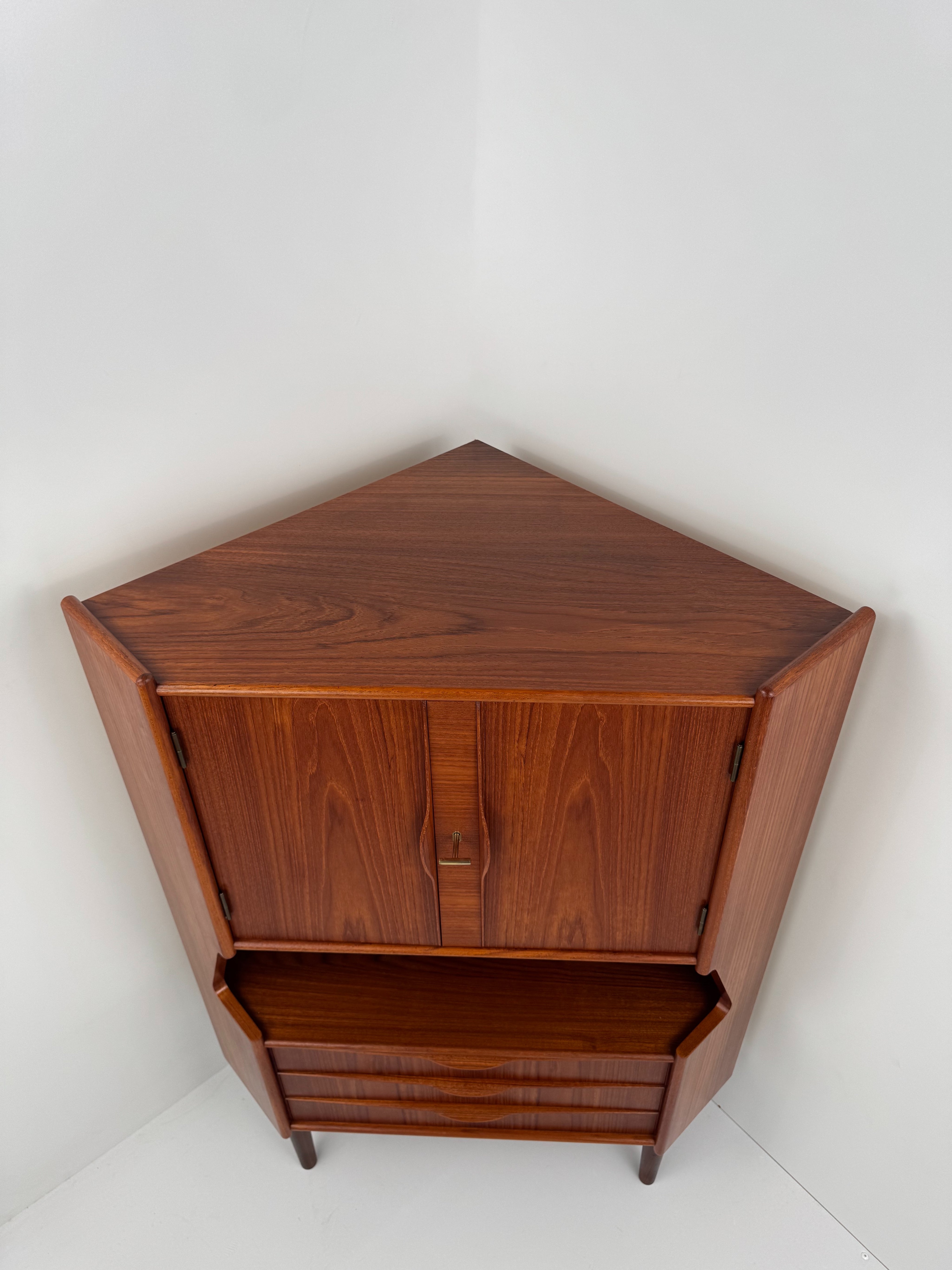 Corner_Bar_Cabinet_by_Gunnar_Falsig_for_Falsigs_Møbelfabrik,_Teak,_Denmark,_1960s