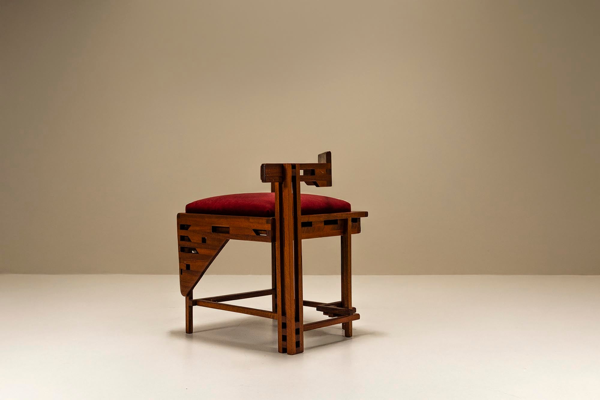 Corner_Chair_in_Art_Deco_Style
