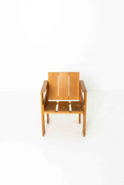 Gerrit_Rietveld_Crate_Chair,_1930s_Design,_Netherlands