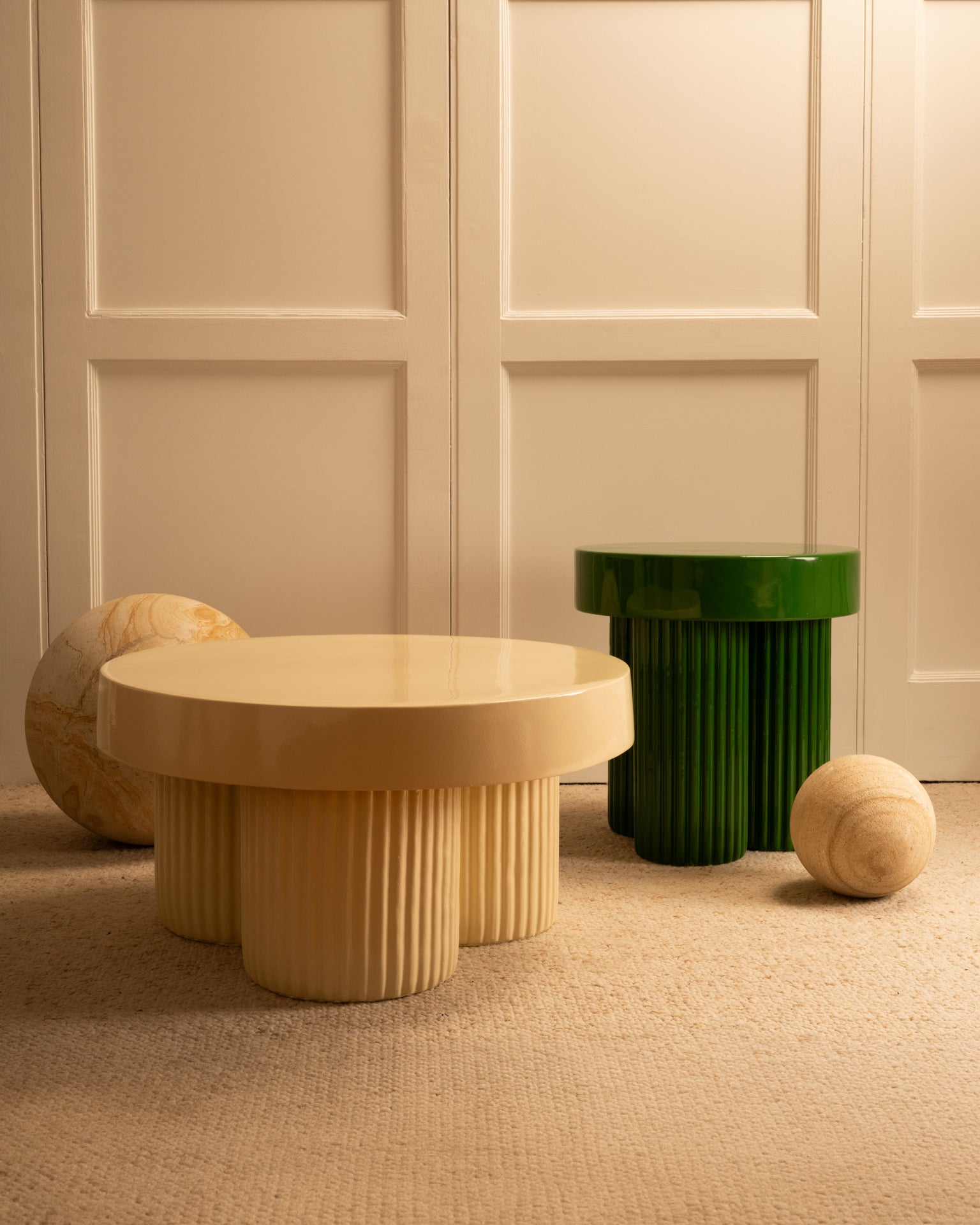 Set_of_2_Cream_and_Green_Nesting_Tables_in_Lacquered_Fiber_Concrete,_20th_Century,_Europe