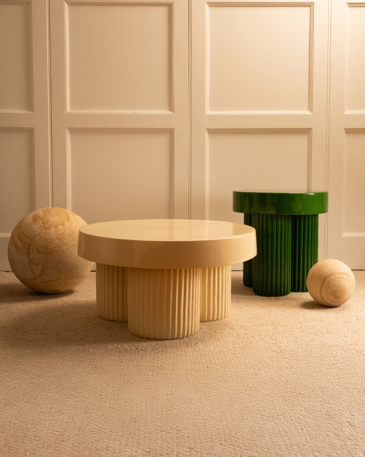 Set_of_2_Cream_and_Green_Nesting_Tables_in_Lacquered_Fiber_Concrete,_20th_Century,_Europe