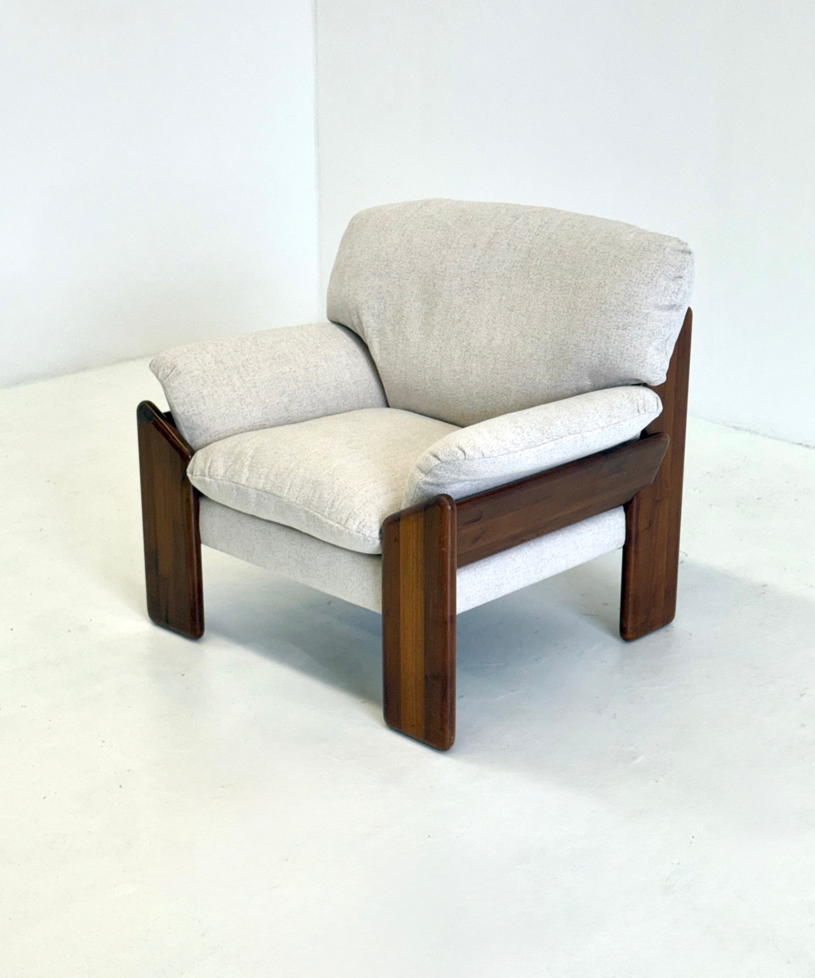 Crème_Sapporo_armchair_from_Mario_Marenco_by_Mobil_Girgi