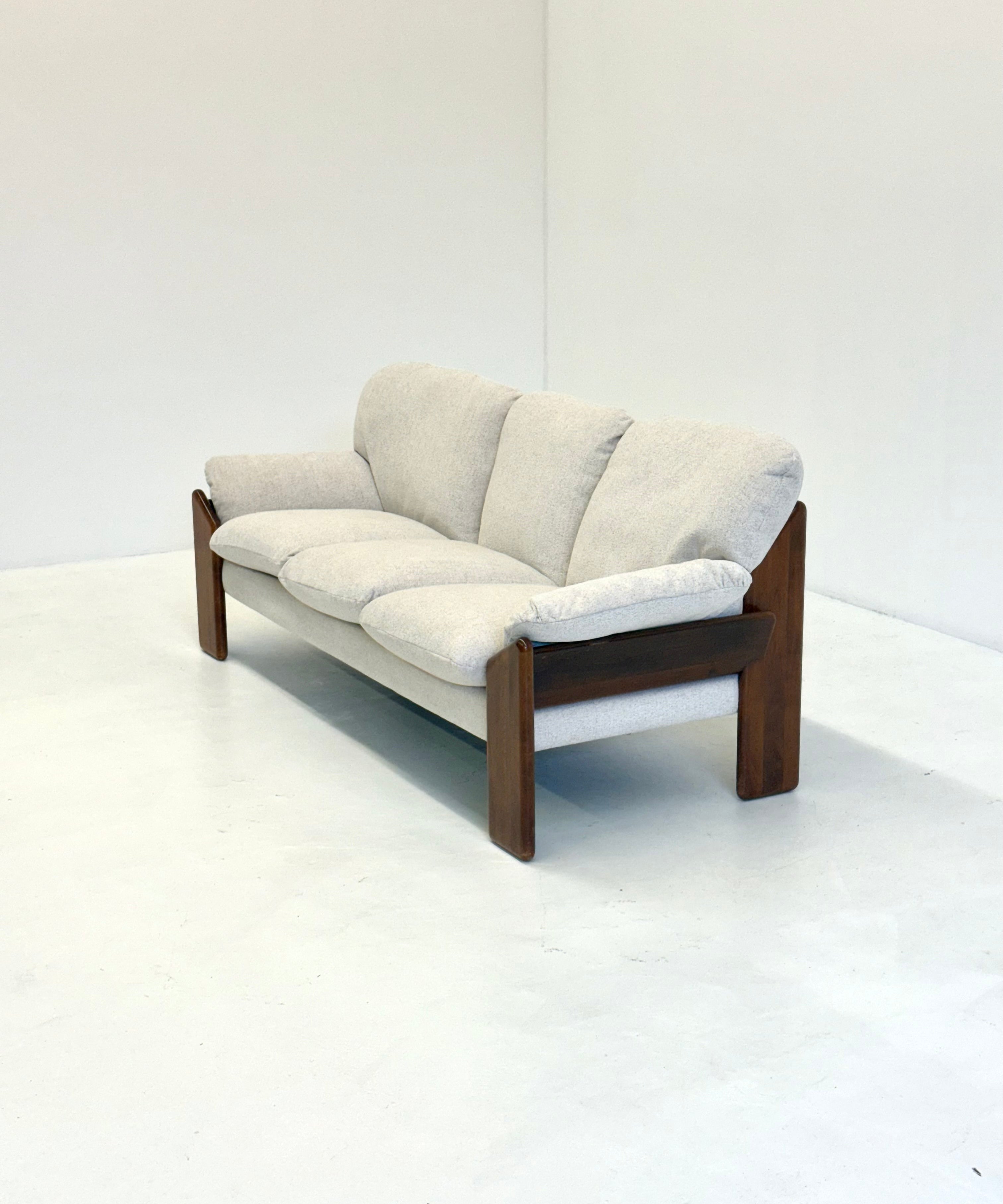 Crème_Sapporo_sofa_from_Mario_Marenco_for_Mobil_Girgi