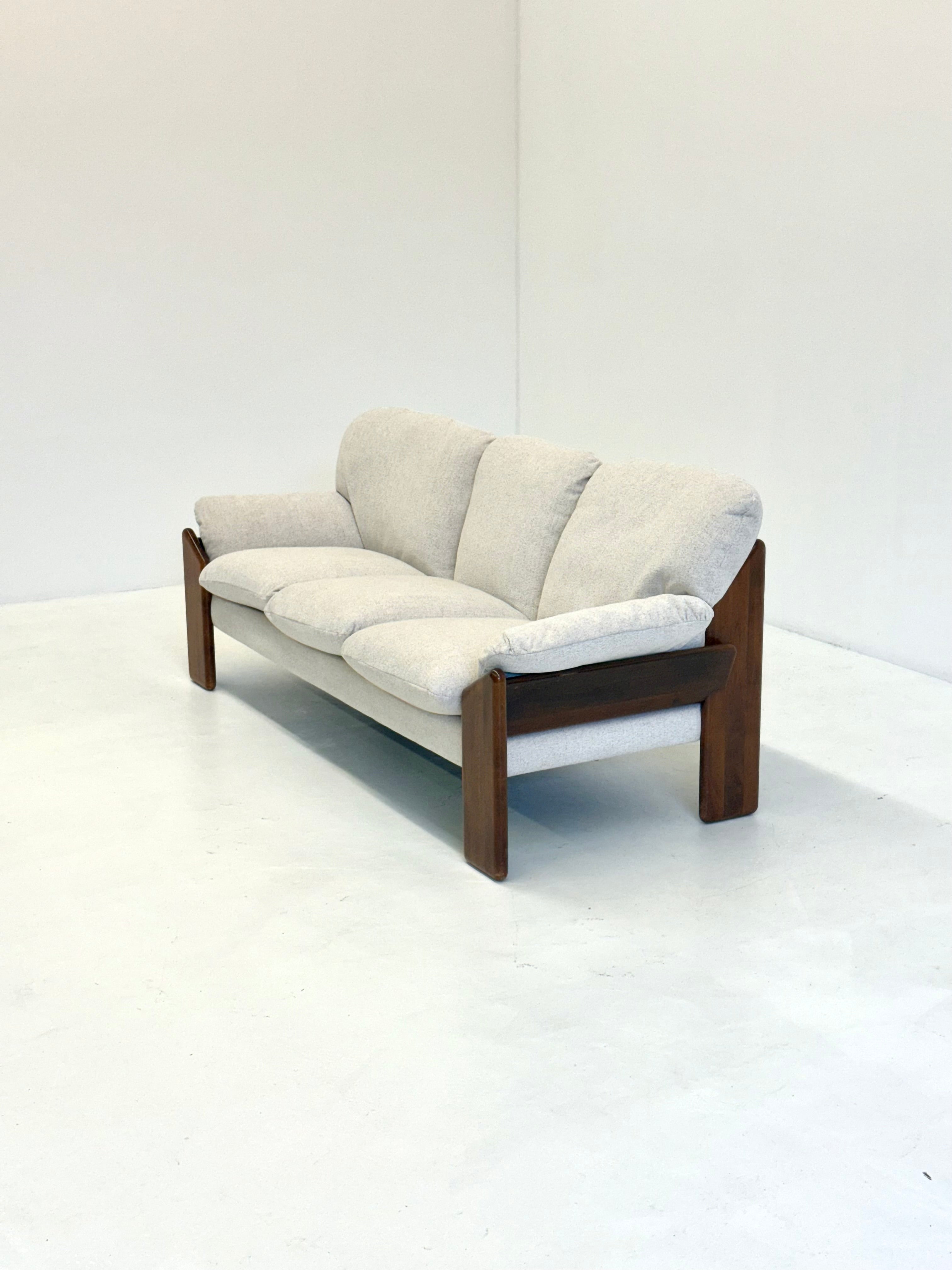 Crème_Sapporo_sofa_from_Mario_Marenco_for_Mobil_Girgi