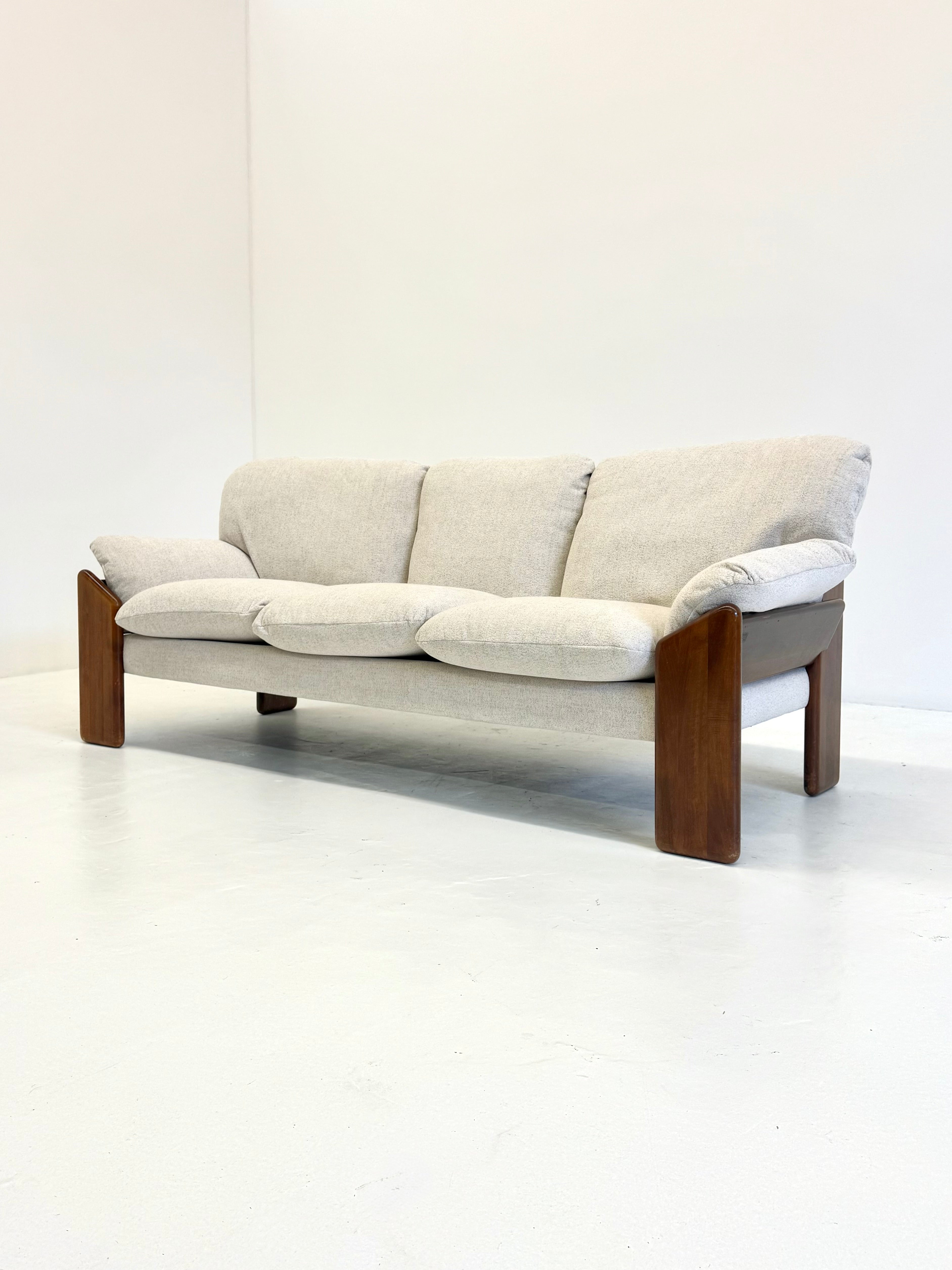 Crème_Sapporo_sofa_from_Mario_Marenco_for_Mobil_Girgi
