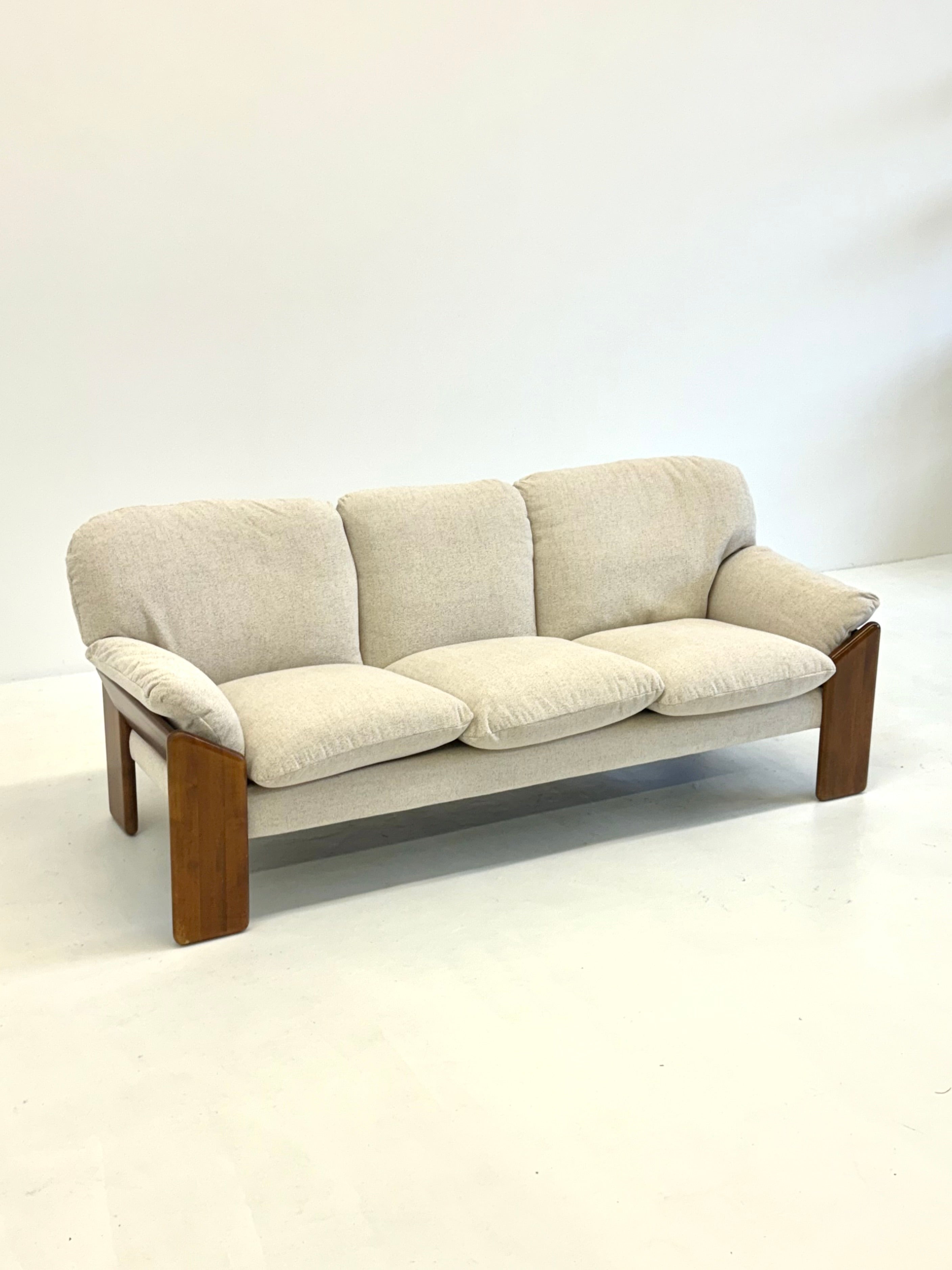 Crème_Sapporo_sofa_from_Mario_Marenco_for_Mobil_Girgi