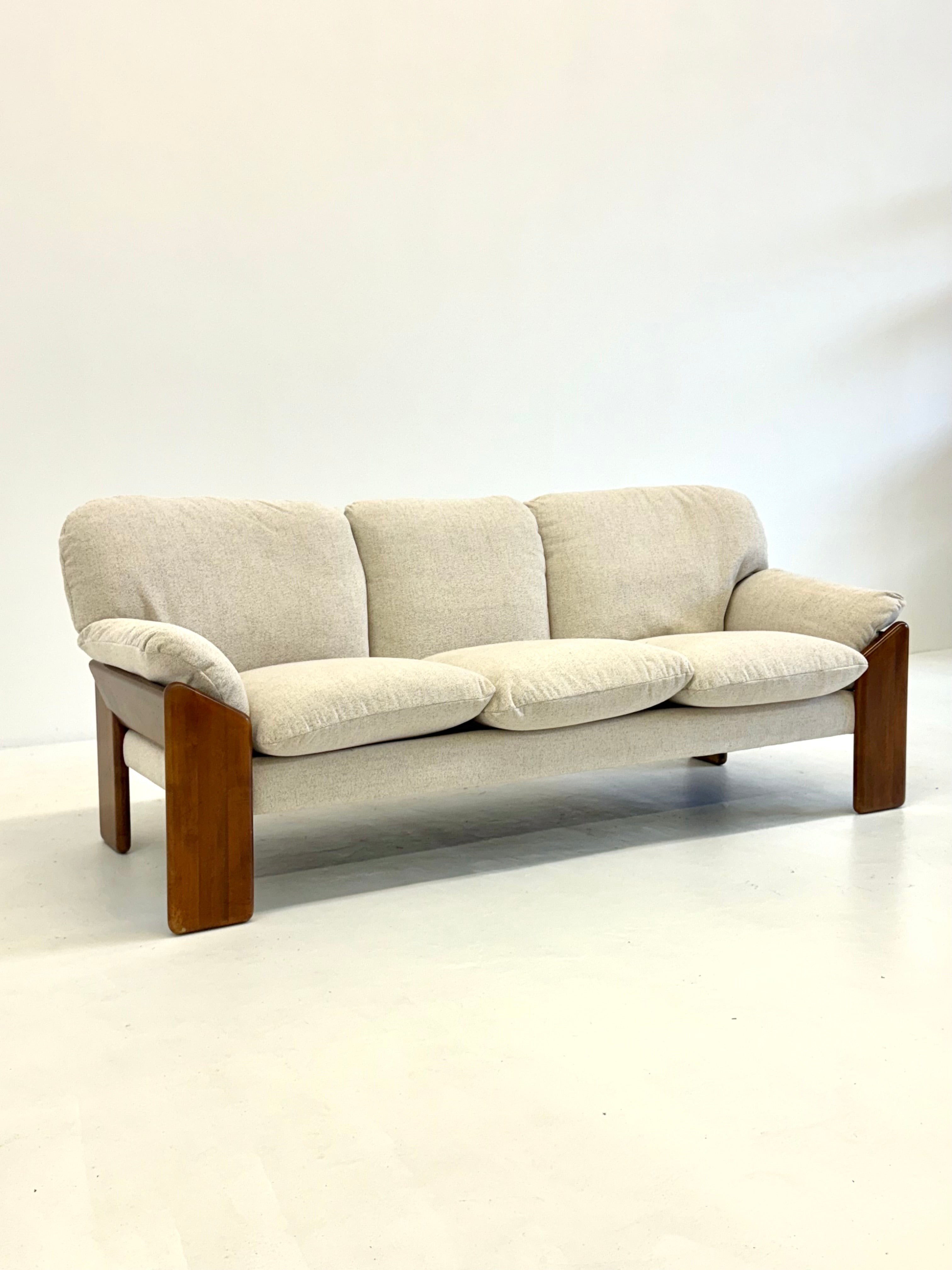 Crème_Sapporo_sofa_from_Mario_Marenco_for_Mobil_Girgi
