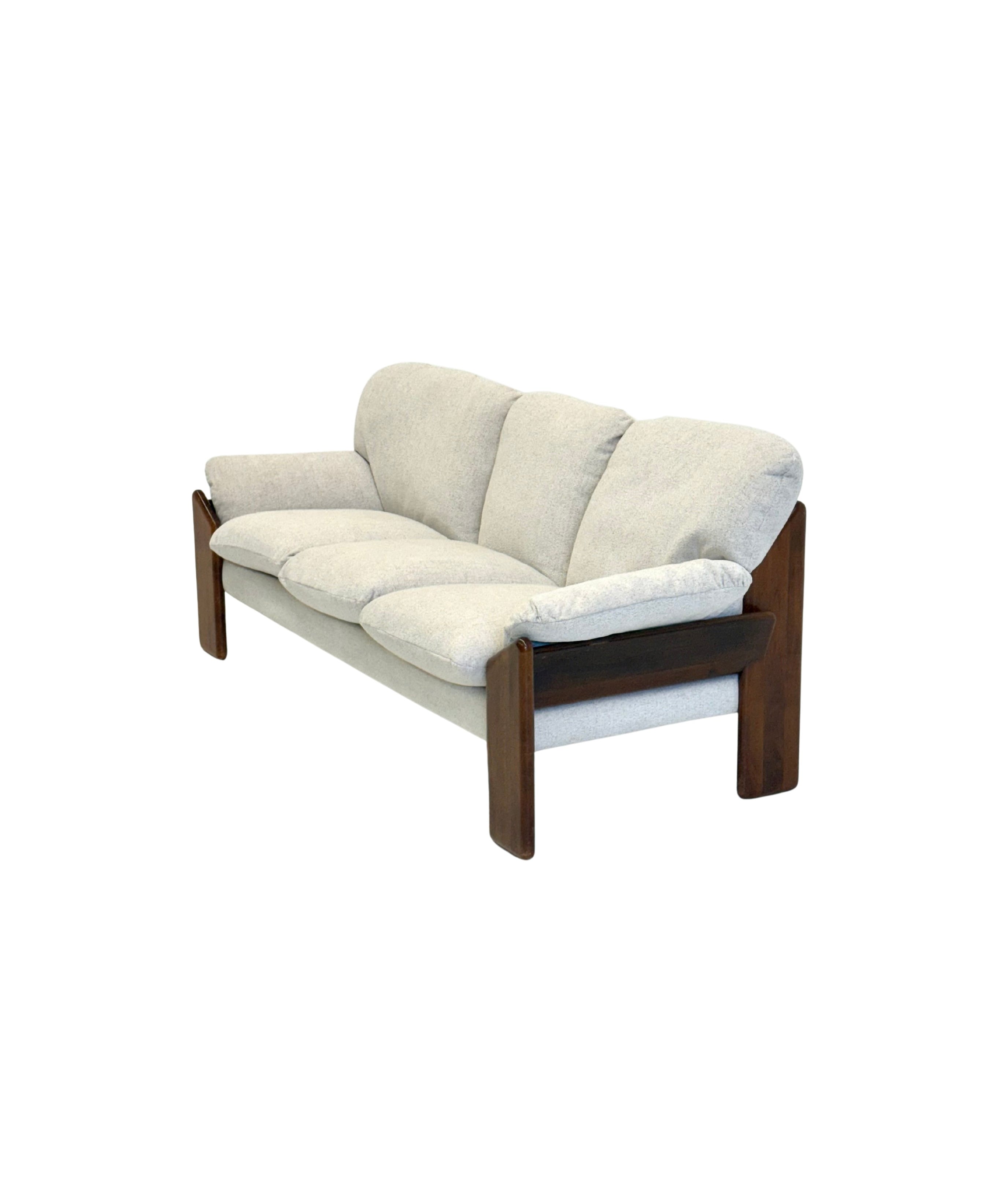 Crème_Sapporo_sofa_from_Mario_Marenco_for_Mobil_Girgi