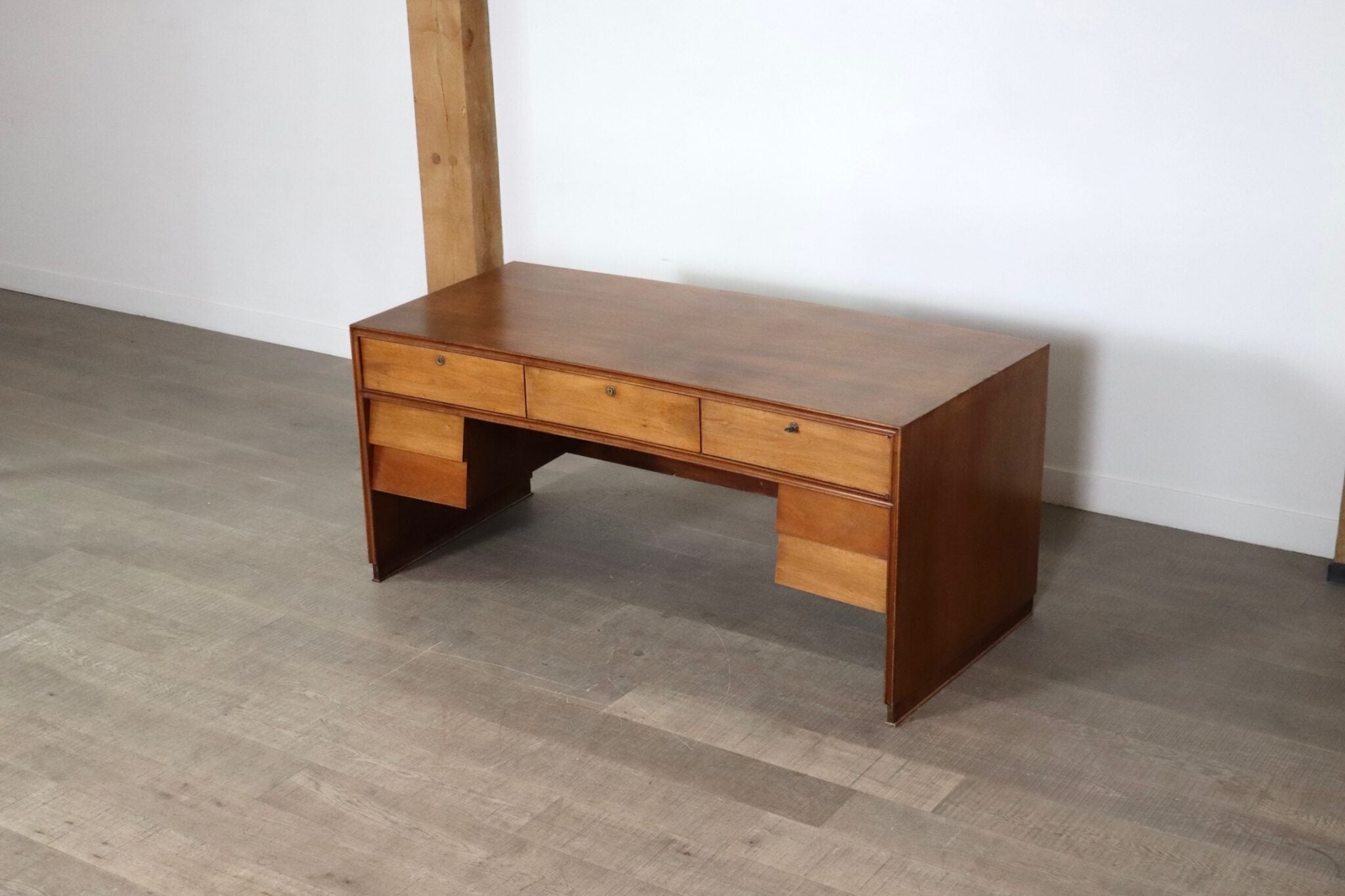 Curved_Directors_desk_in_walnut,_Italy_1940s