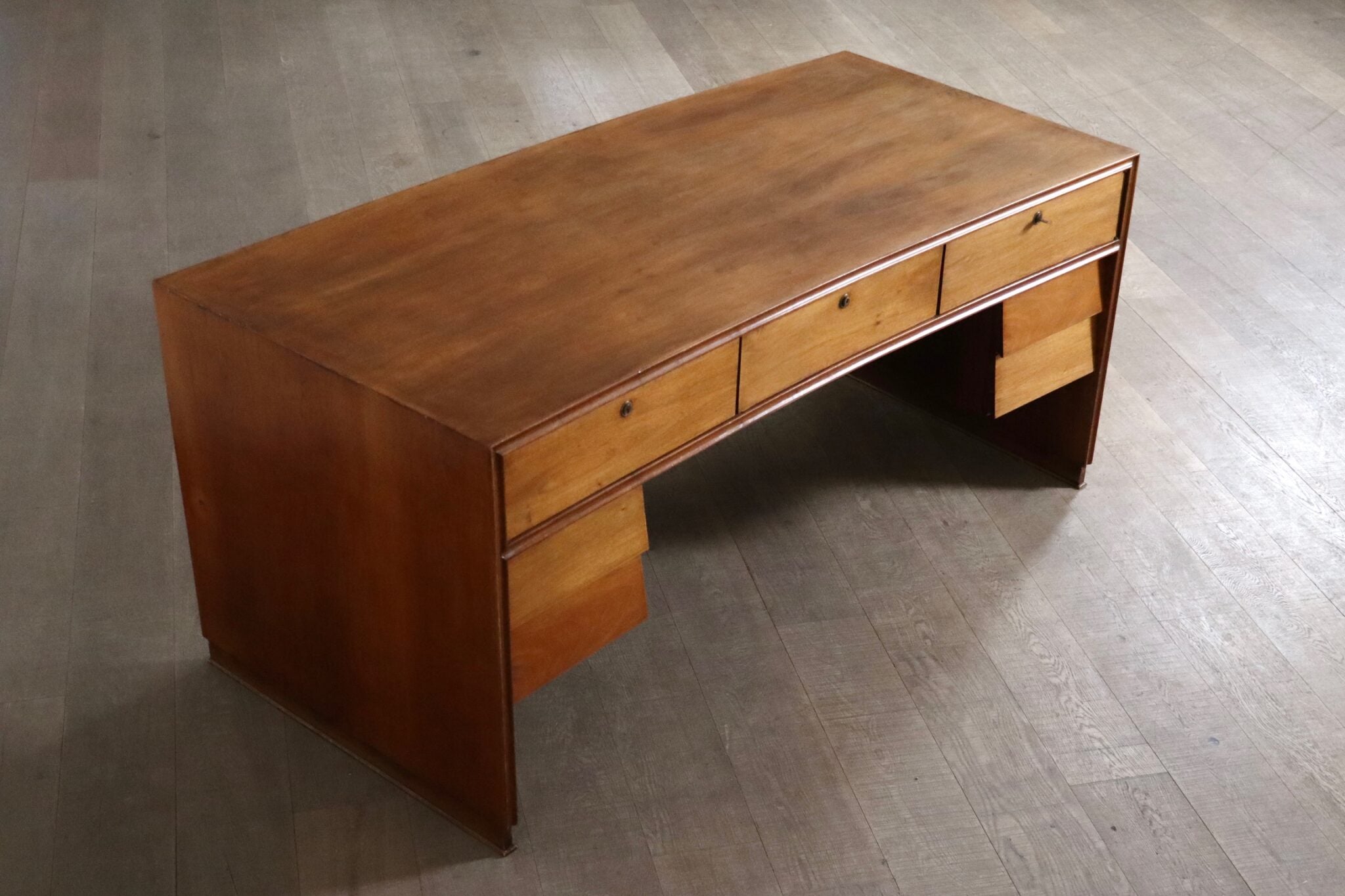 Curved_Directors_desk_in_walnut,_Italy_1940s