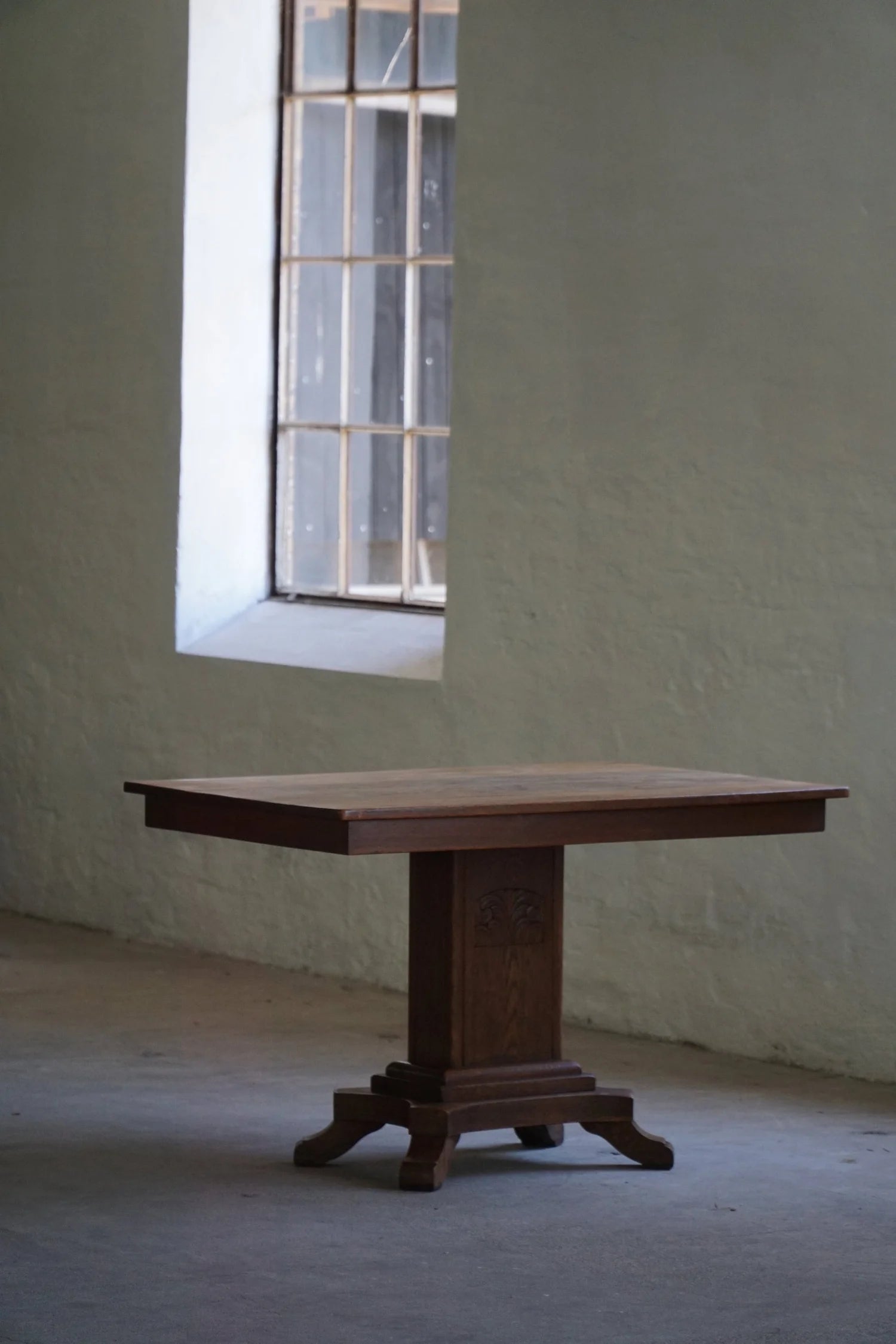 Danish_Art_Deco_Oak_Pedestal_Table,_Denmark,_1930s–1940s