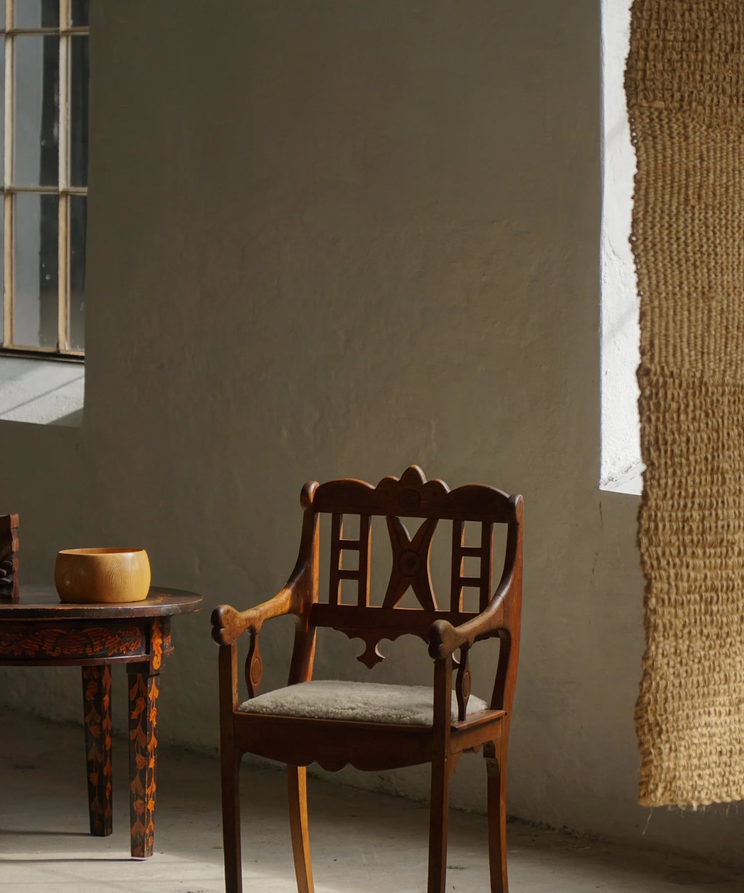 Danish_Folk_Art_Armchair_in_Oak_and_Lambswool,_Early_20th_Century_Scandinavian