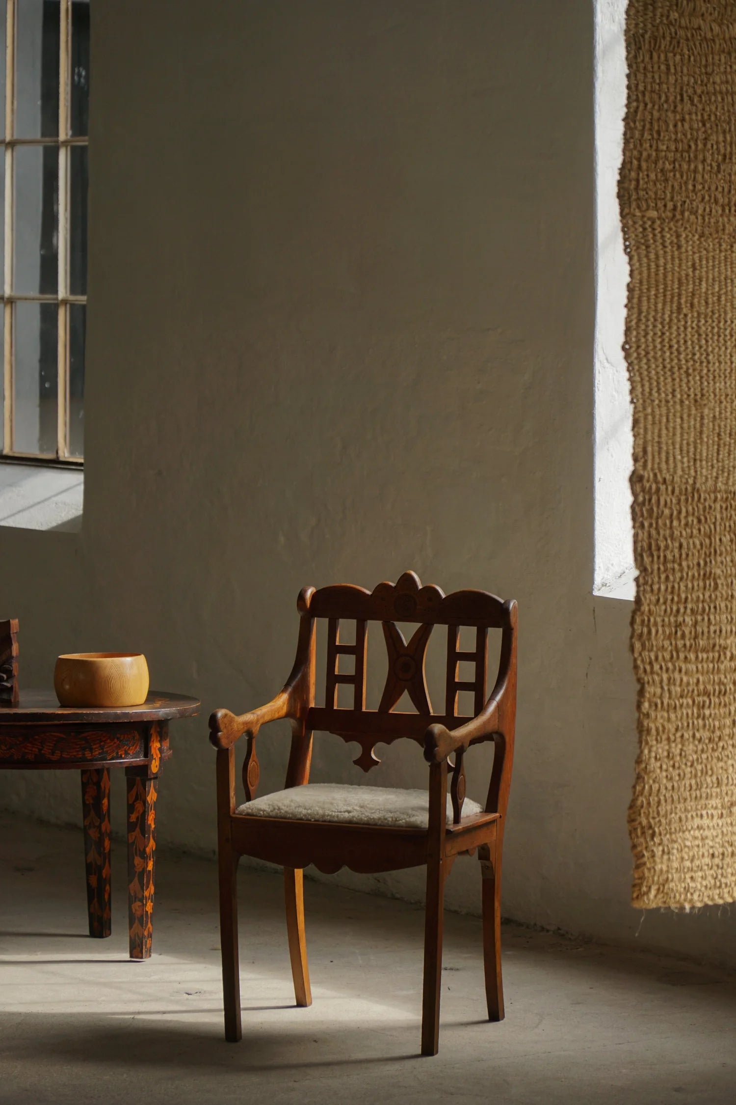 Danish_Folk_Art_Armchair_in_Oak_and_Lambswool,_Early_20th_Century_Scandinavian