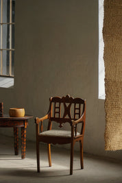Danish_Folk_Art_Armchair_in_Oak_and_Lambswool,_Early_20th_Century_Scandinavian