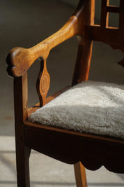 Danish_Folk_Art_Armchair_in_Oak_and_Lambswool,_Early_20th_Century_Scandinavian