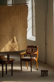 Danish_Folk_Art_Armchair_in_Oak_and_Lambswool,_Early_20th_Century_Scandinavian