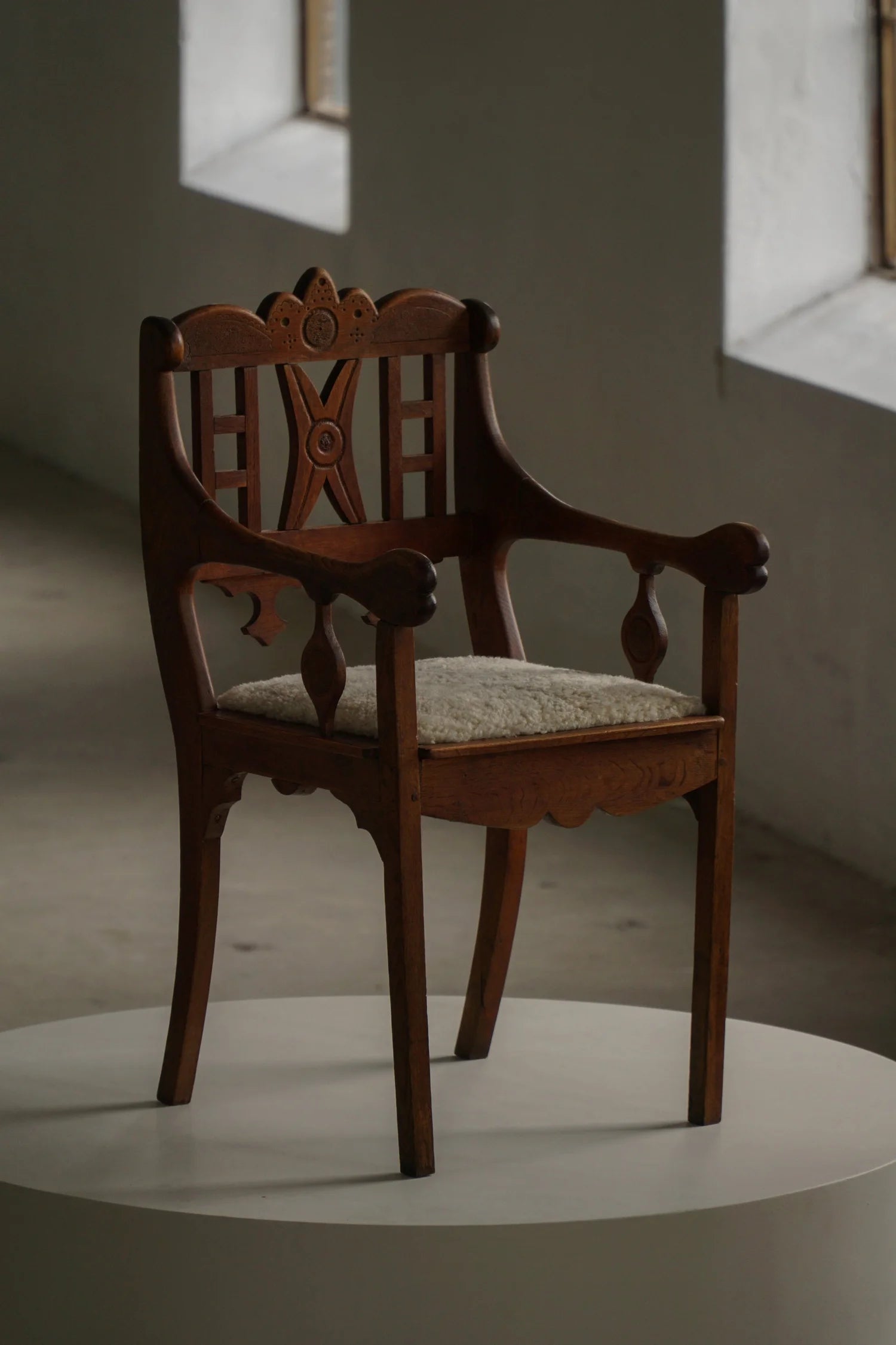 Danish_Folk_Art_Armchair_in_Oak_and_Lambswool,_Early_20th_Century_Scandinavian