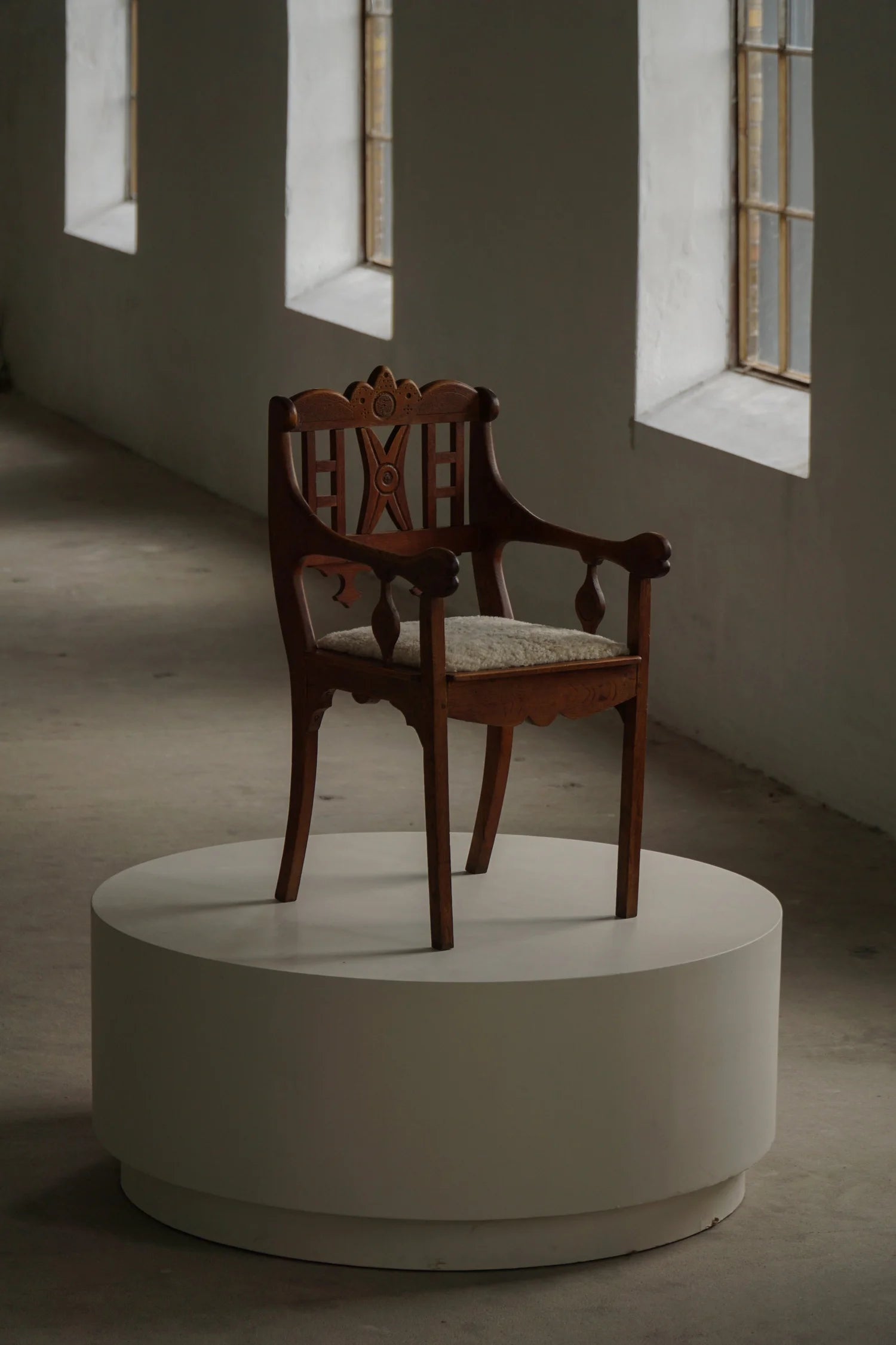 Danish_Folk_Art_Armchair_in_Oak_and_Lambswool,_Early_20th_Century_Scandinavian