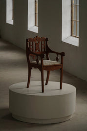 Danish_Folk_Art_Armchair_in_Oak_and_Lambswool,_Early_20th_Century_Scandinavian