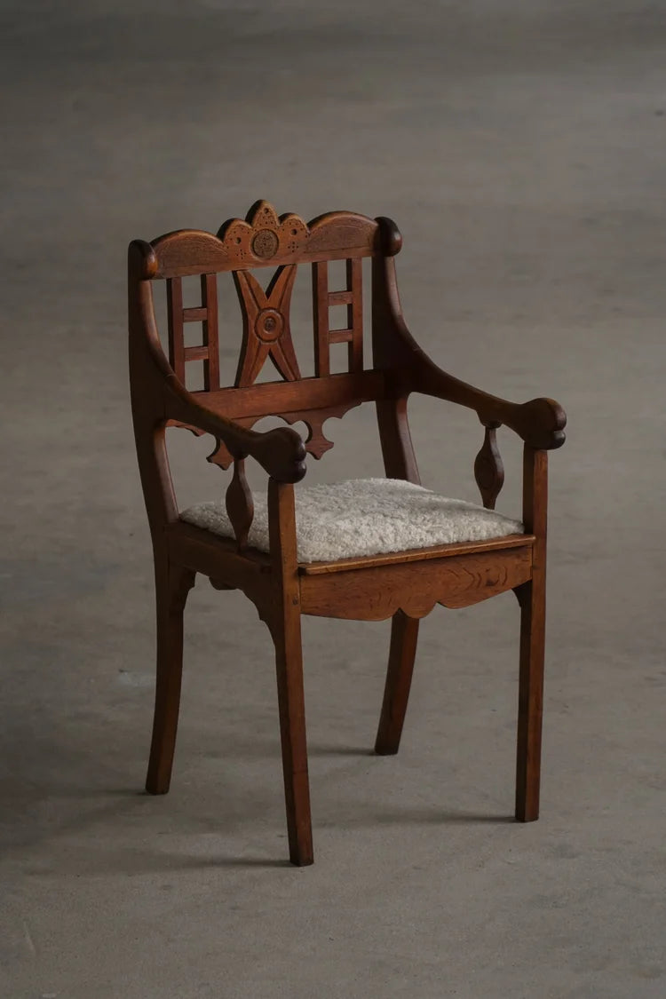 Danish_Folk_Art_Armchair_in_Oak_and_Lambswool,_Early_20th_Century_Scandinavian