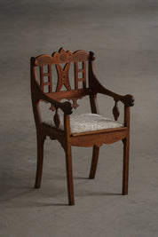 Danish_Folk_Art_Armchair_in_Oak_and_Lambswool,_Early_20th_Century_Scandinavian