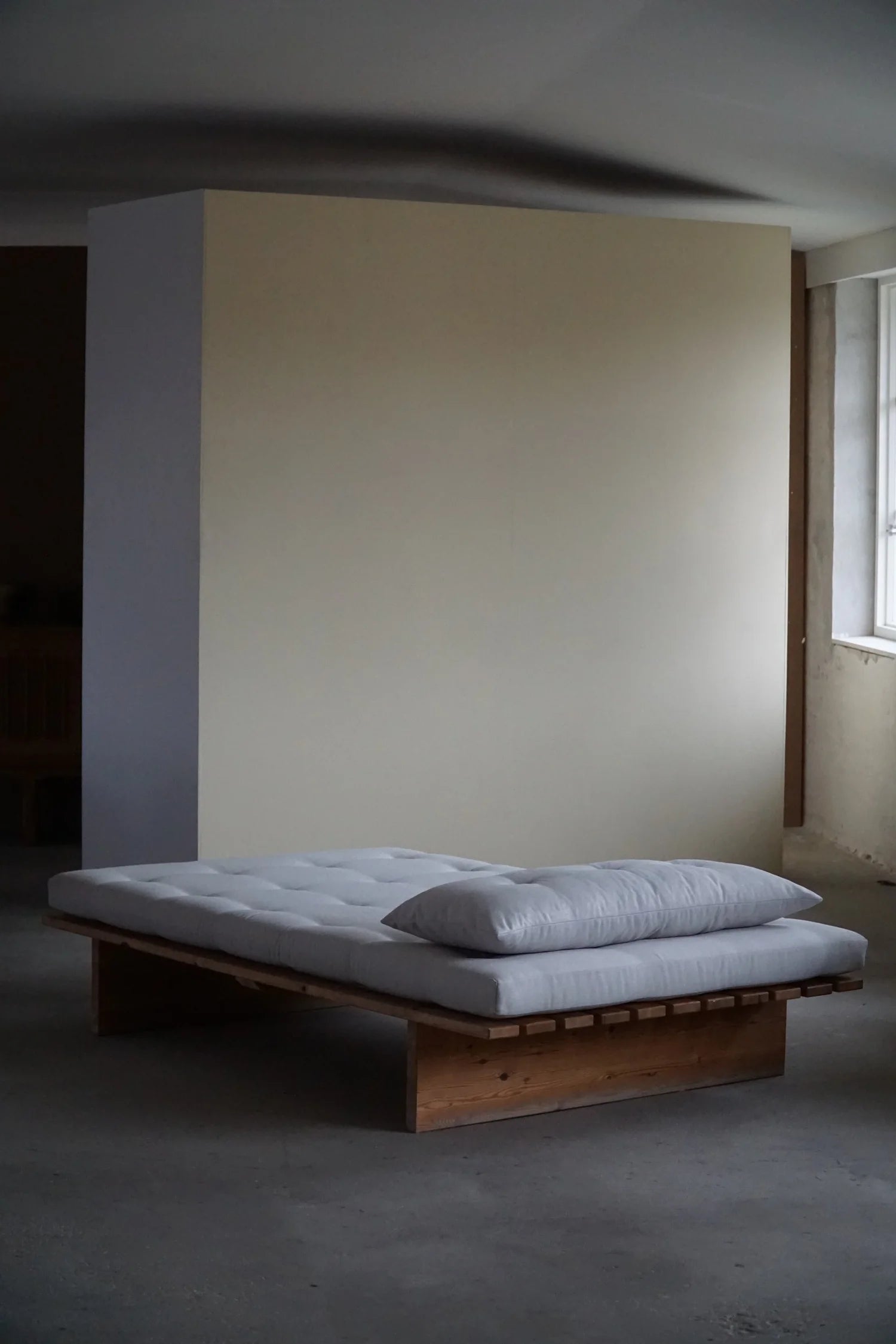 Danish_Modern_Daybed,_Reupholstered,_Made_in_Pine,_by_Nyt_i_Bo,_1970s