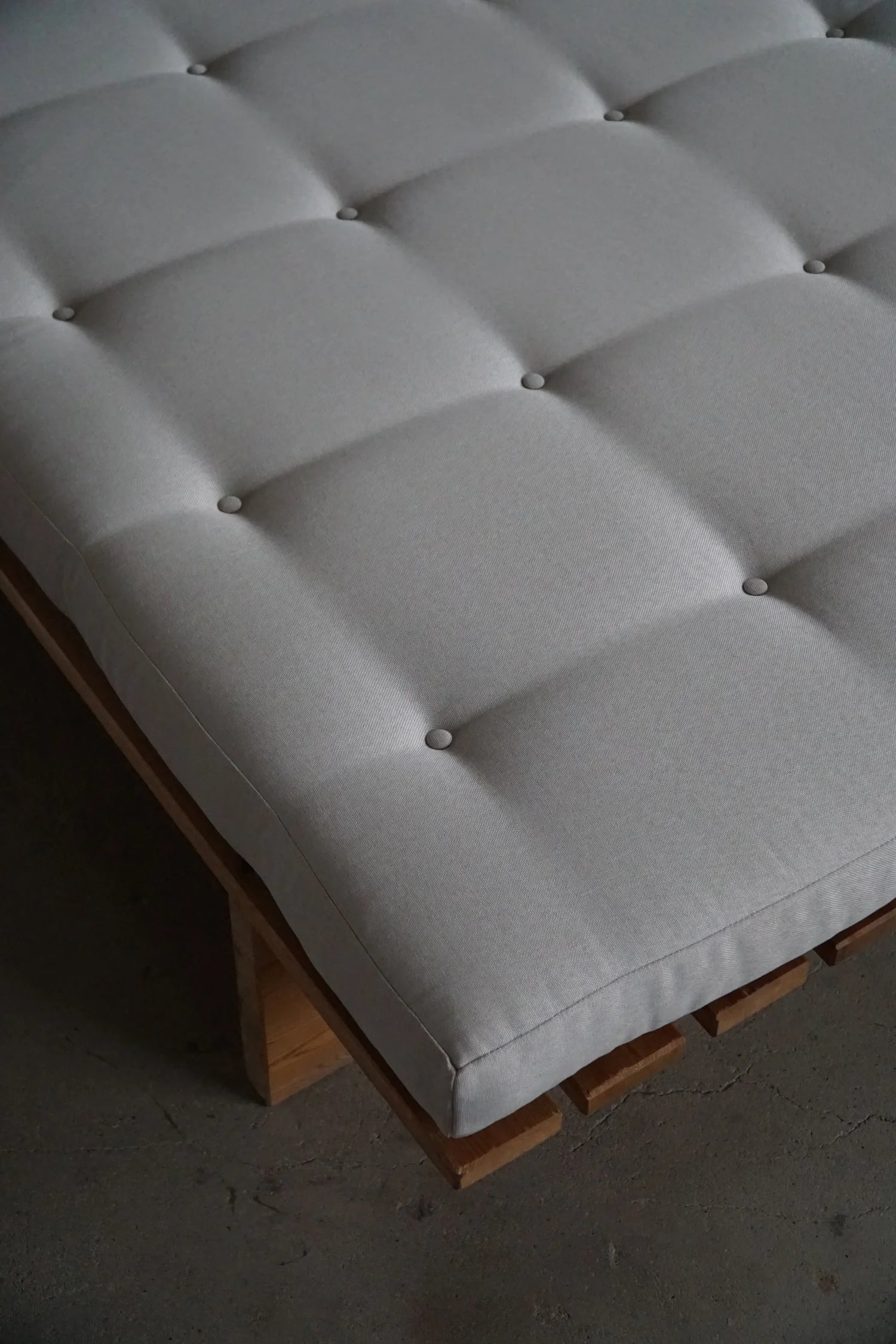 Danish_Modern_Daybed,_Reupholstered,_Made_in_Pine,_by_Nyt_i_Bo,_1970s