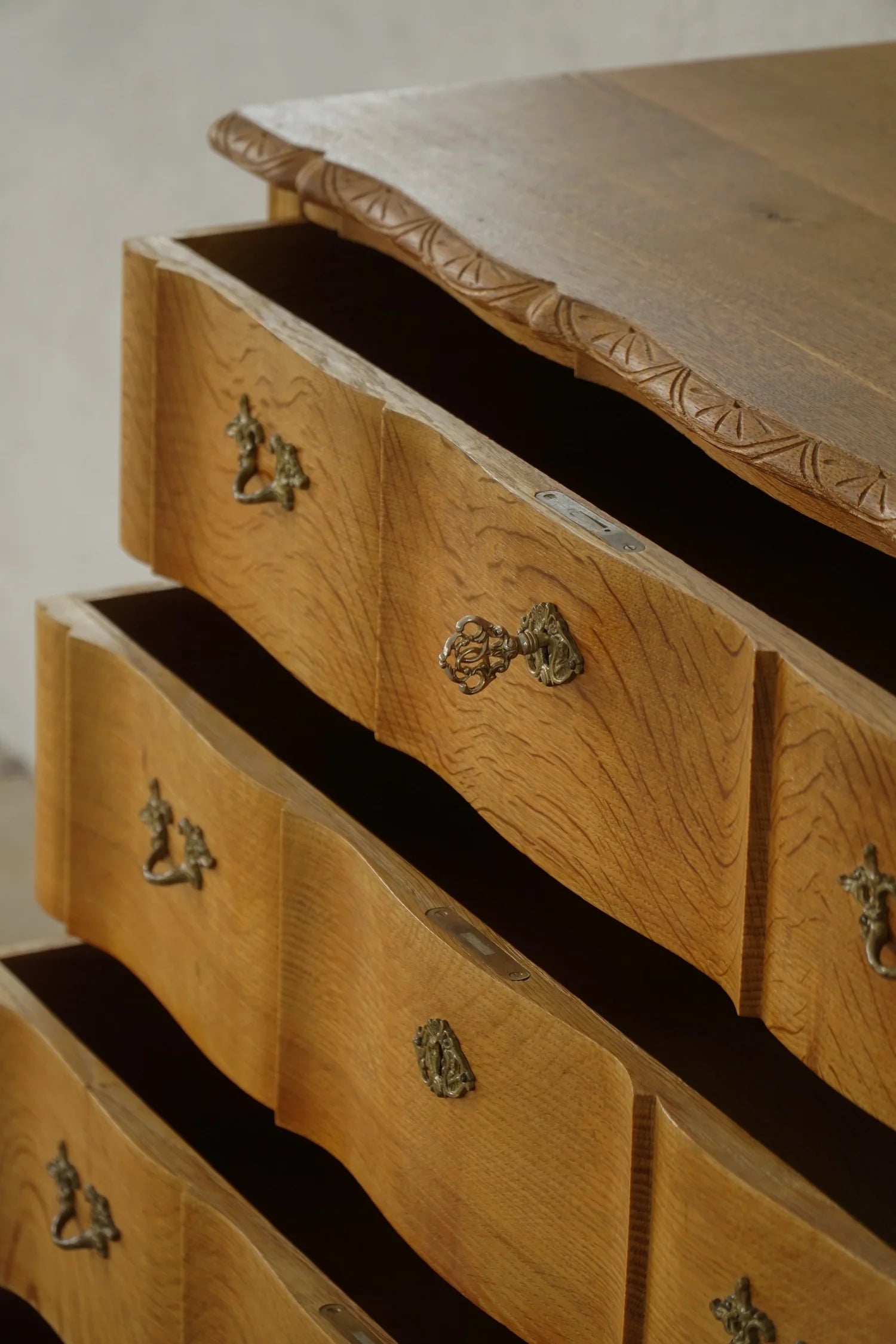 Danish_Modern_Oak_Chest_of_Drawers,_Scandinavian_Cabinetmaker_Design,_Mid_Century_Modern_Storage