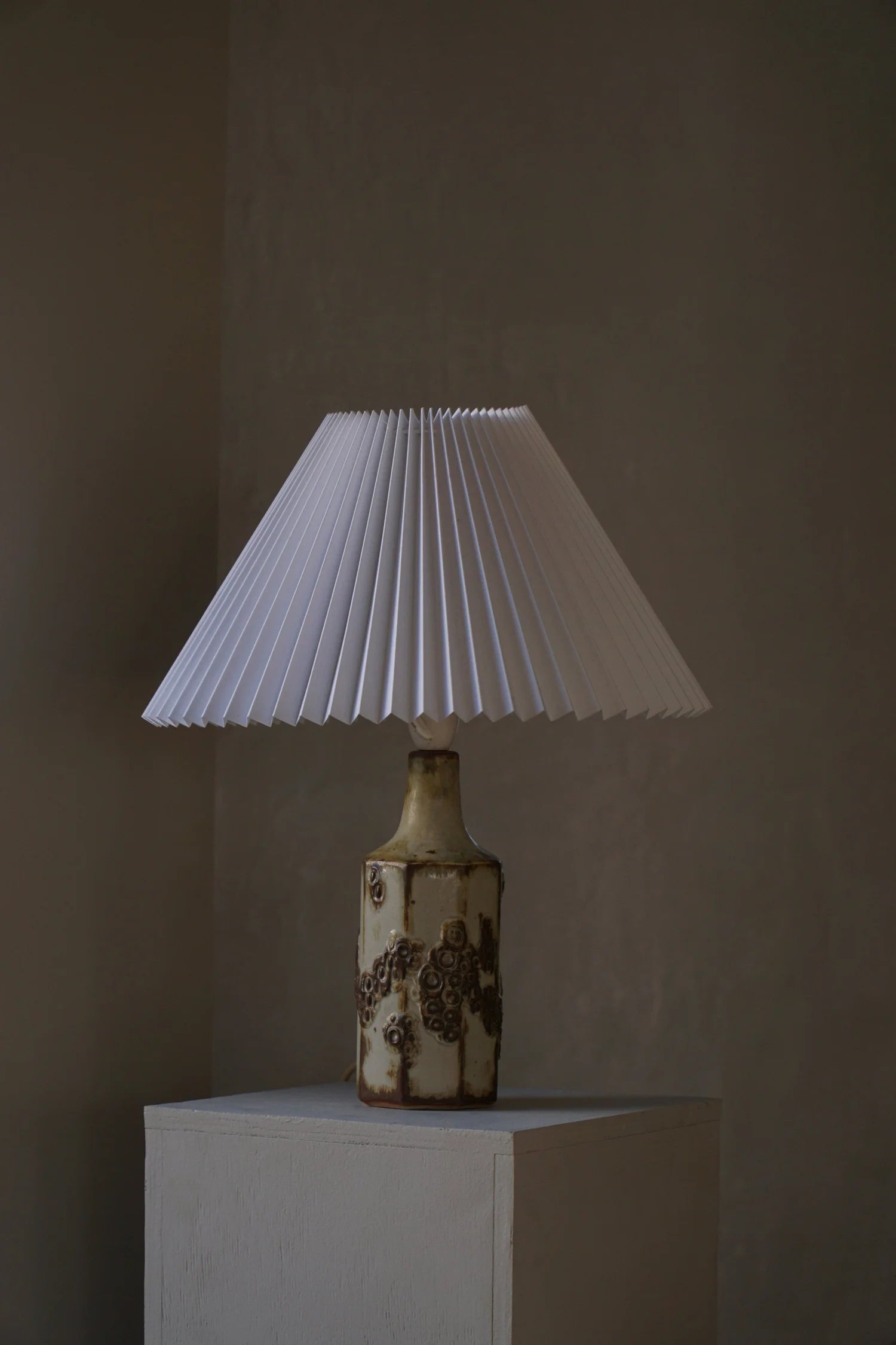 Danish_Modern_Stoneware_Table_Lamp_in_Earth_Tones,_Scandinavian_Ceramic_Lighting,_1960s