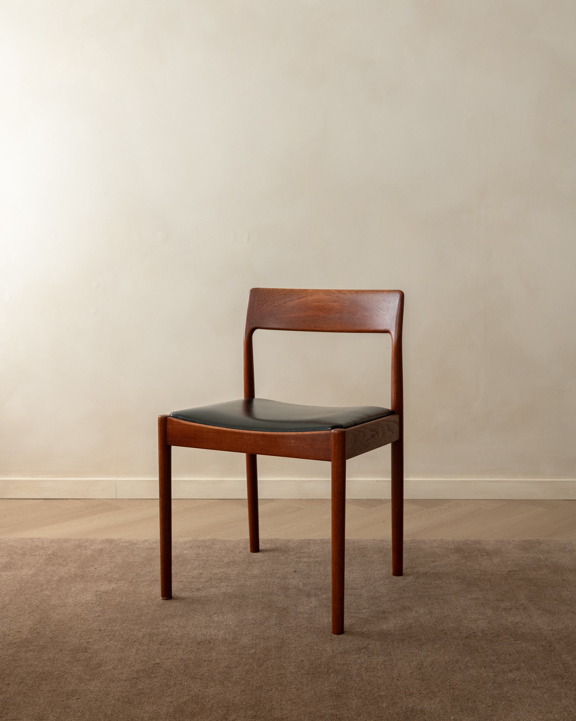 Set_of_5_Johannes_Nørgaard_Teak_Dining_Chairs_for_Nørgaards_Møbelfabrik,_Denmark,_1960s