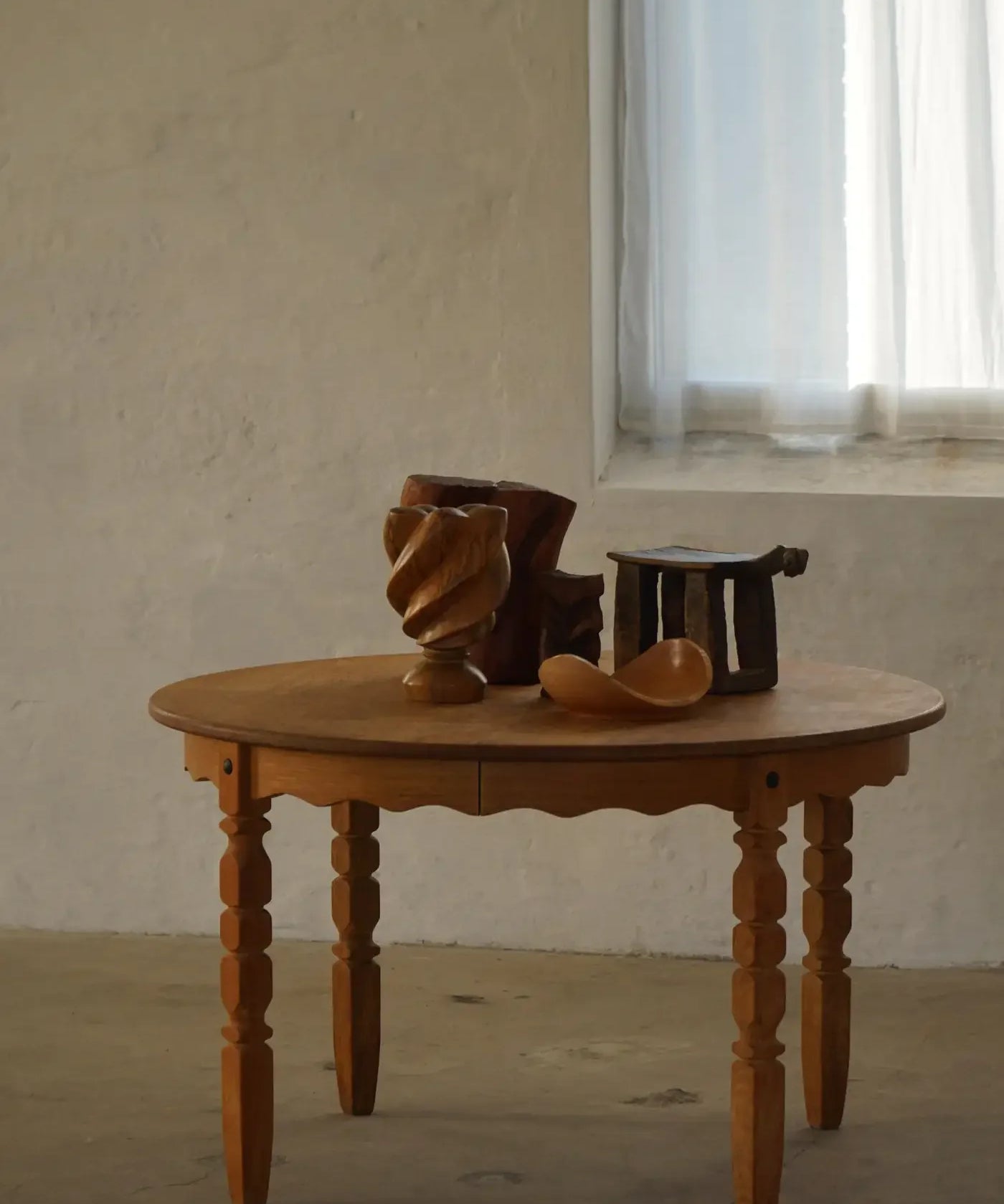 Danish_Round_Extendable_Dining_Table_in_Oak,_1960s