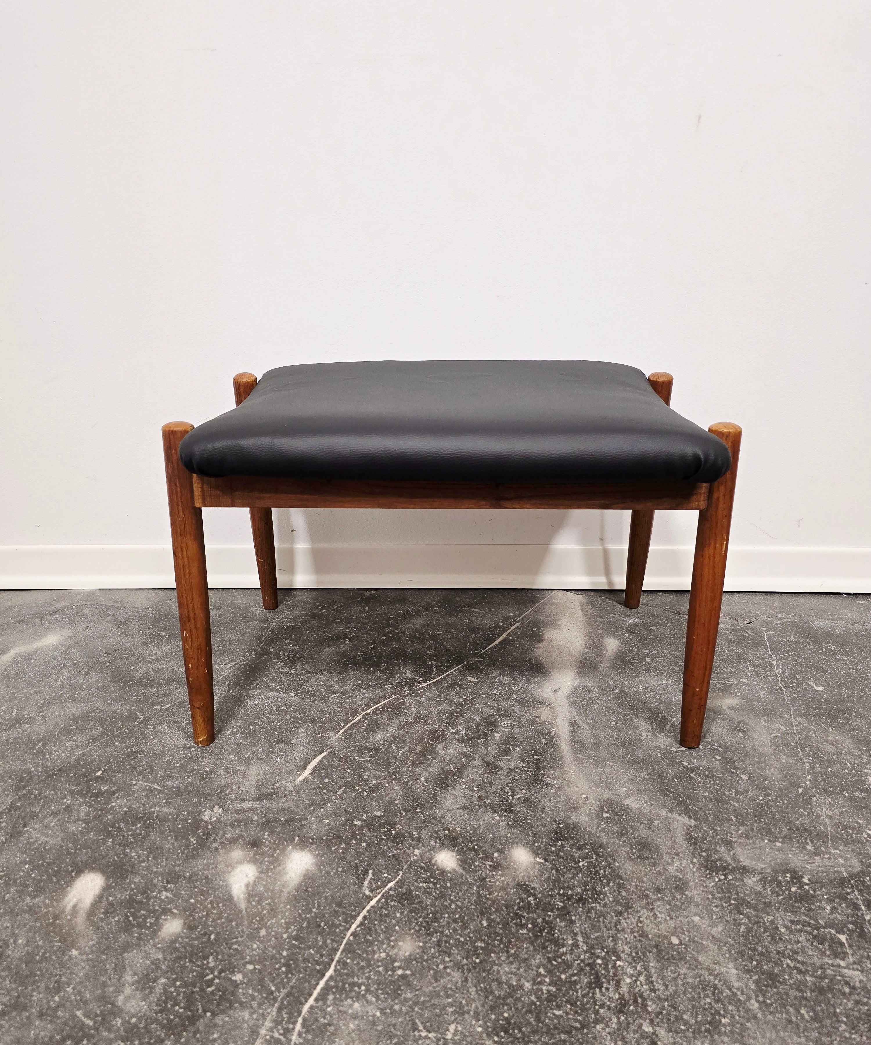 Vintage_Danish-Style_Stool_in_Black_Faux_Leather_and_Wood,_Scandinavian_Design,_1970s