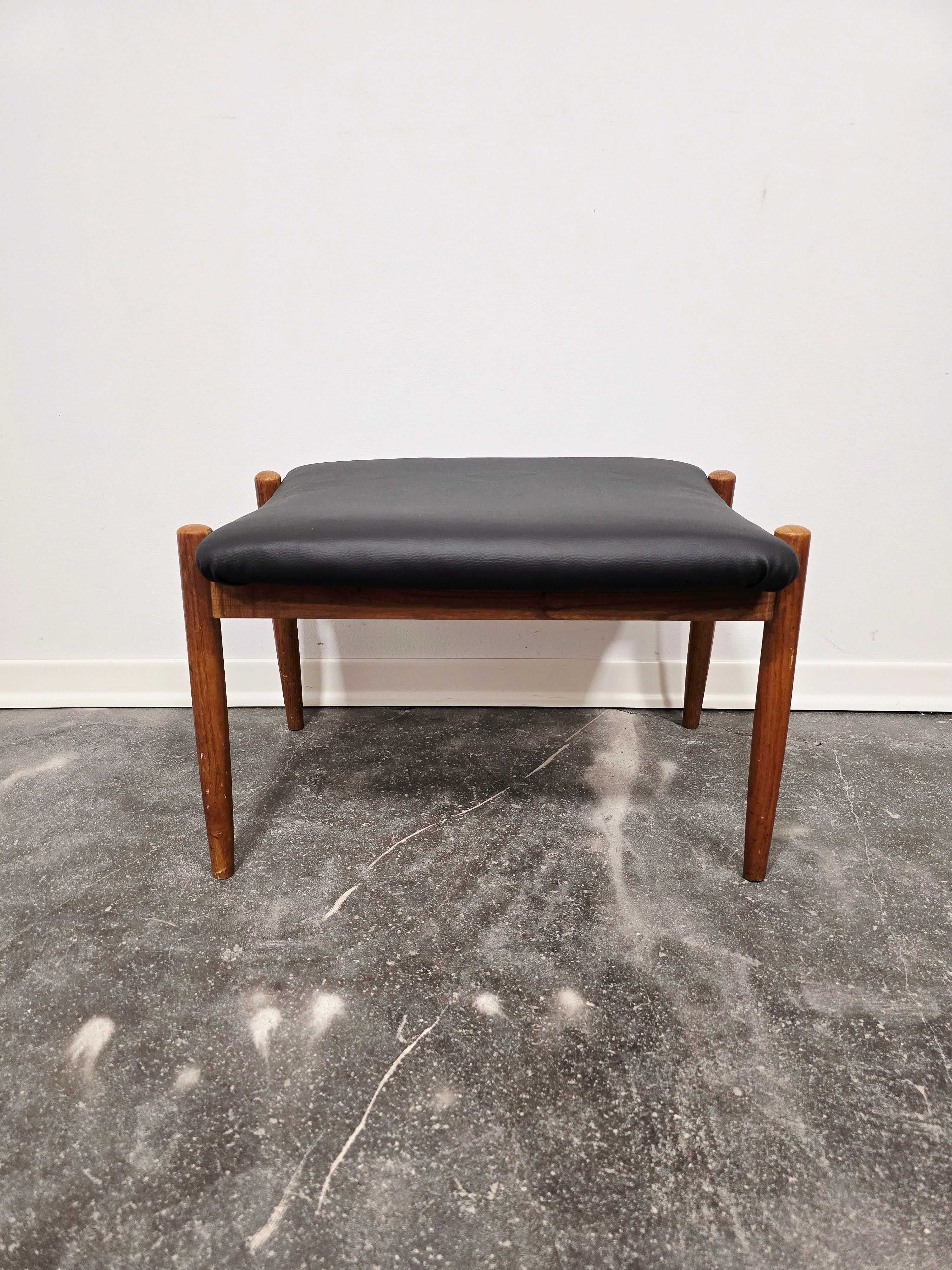 Vintage_Danish-Style_Stool_in_Black_Faux_Leather_and_Wood,_Scandinavian_Design,_1970s