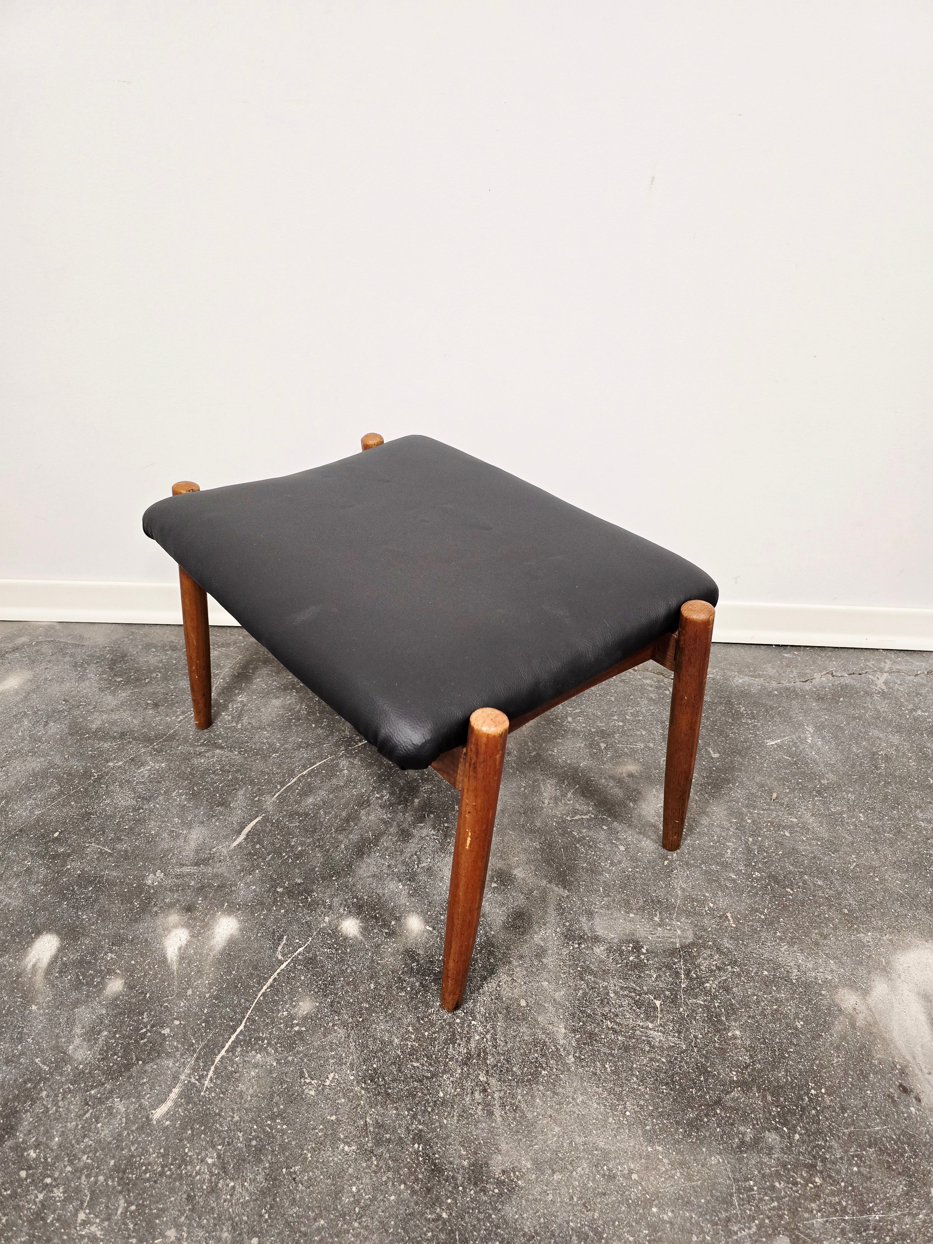 Vintage_Danish-Style_Stool_in_Black_Faux_Leather_and_Wood,_Scandinavian_Design,_1970s