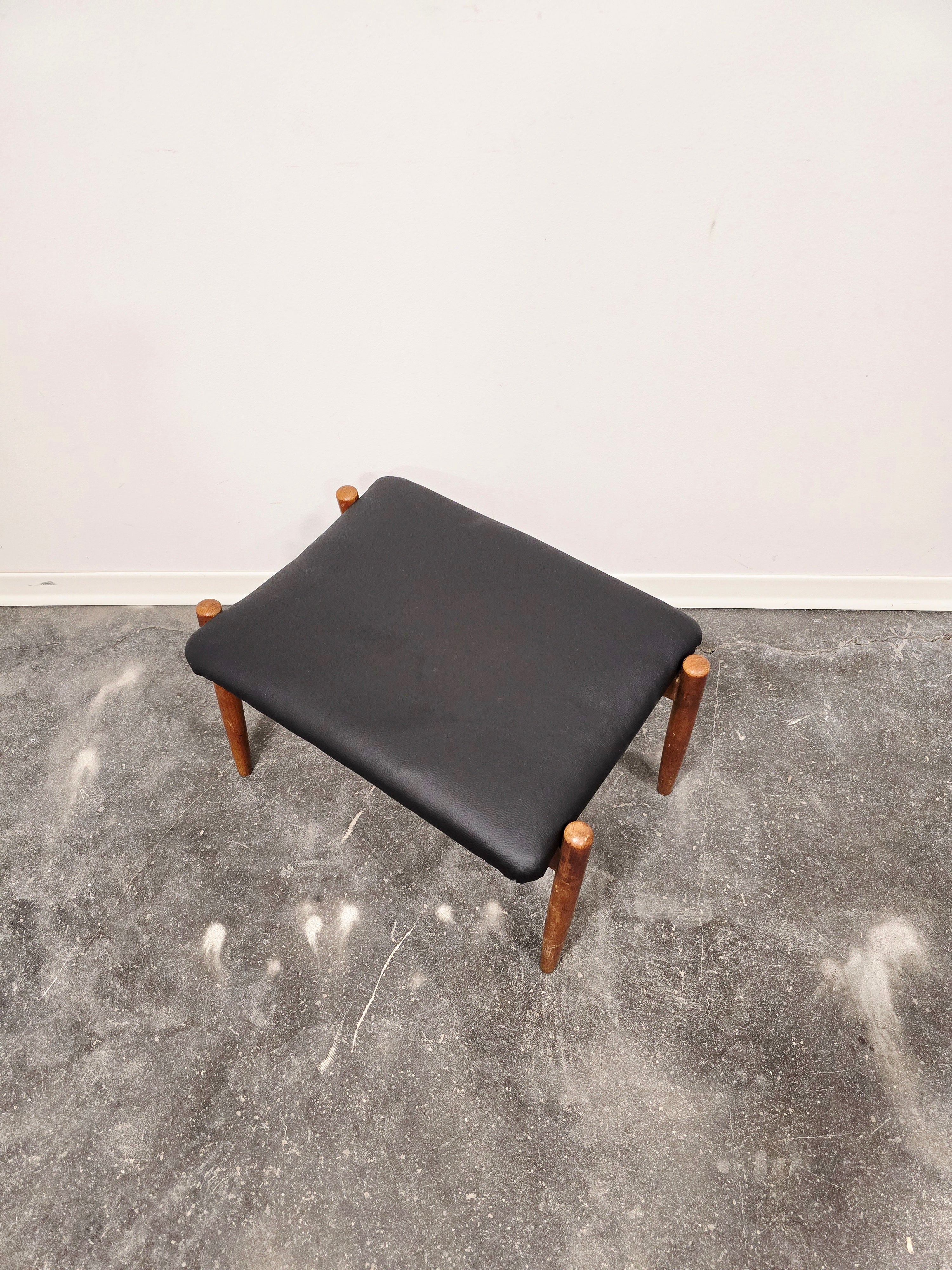 Vintage_Danish-Style_Stool_in_Black_Faux_Leather_and_Wood,_Scandinavian_Design,_1970s