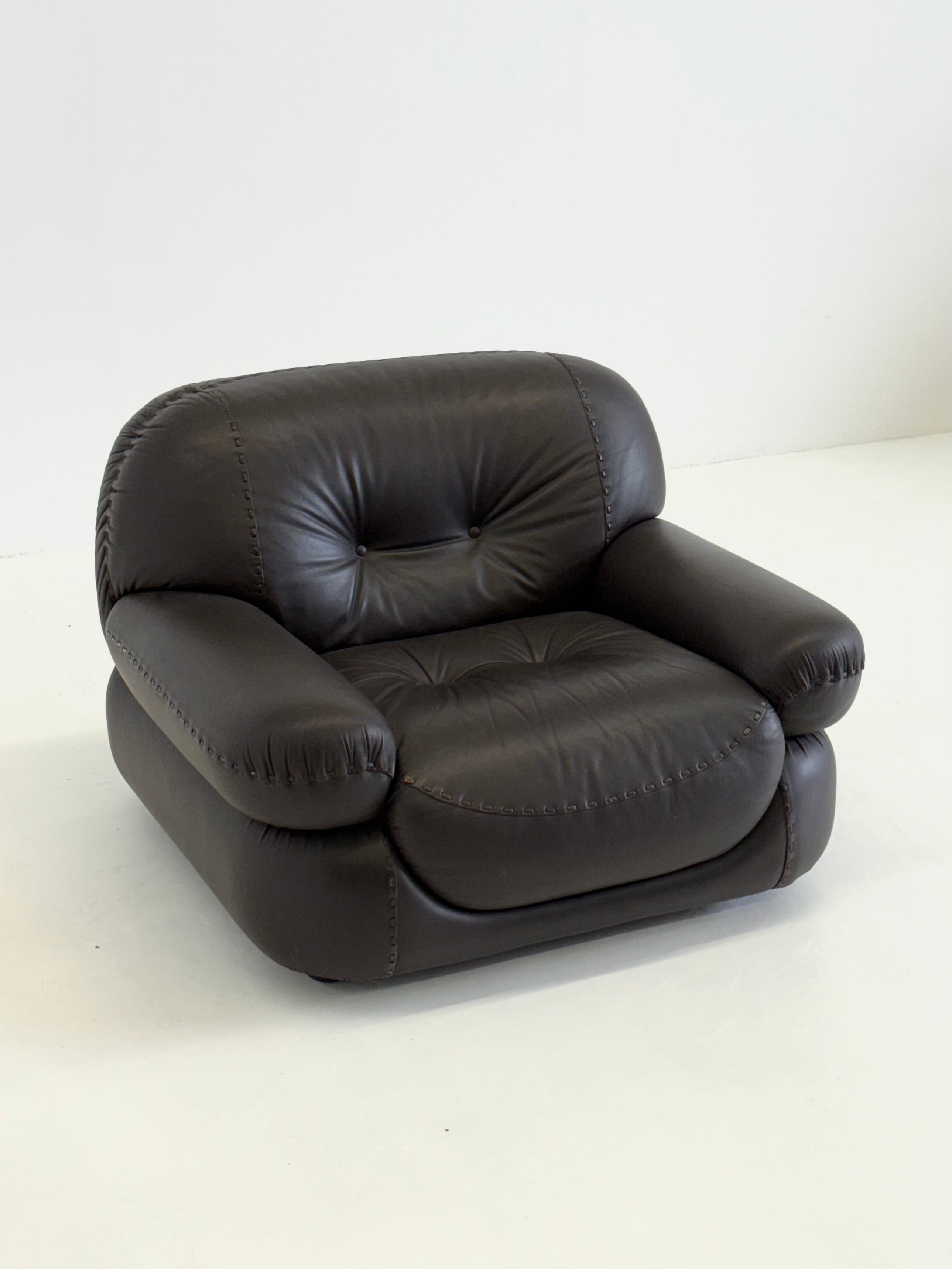 Dark_brown_leather_Sapporo_armchair_for_Mobil_Girgi