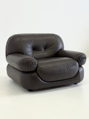Dark_brown_leather_Sapporo_armchair_for_Mobil_Girgi