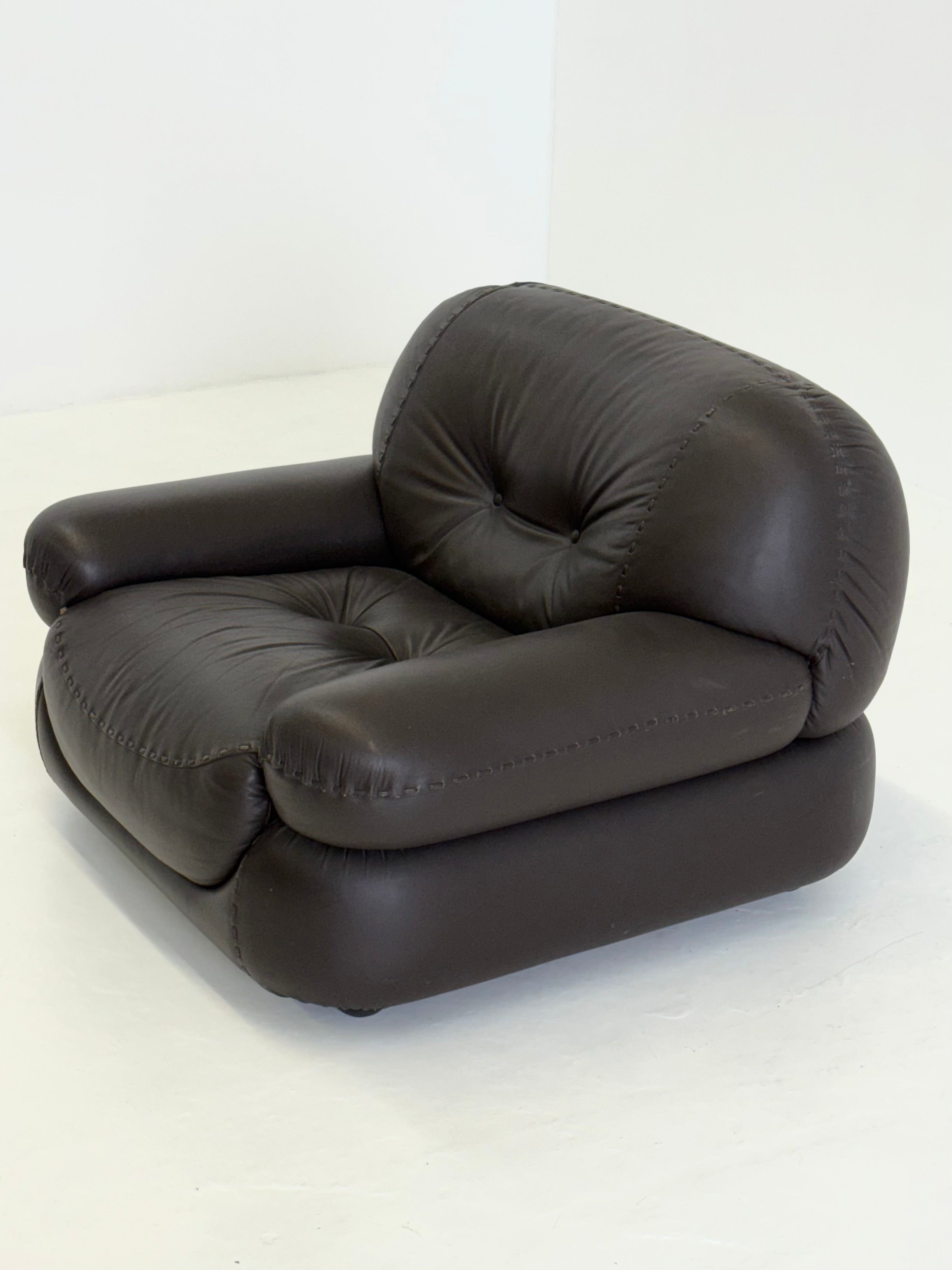 Dark_brown_leather_Sapporo_armchair_for_Mobil_Girgi