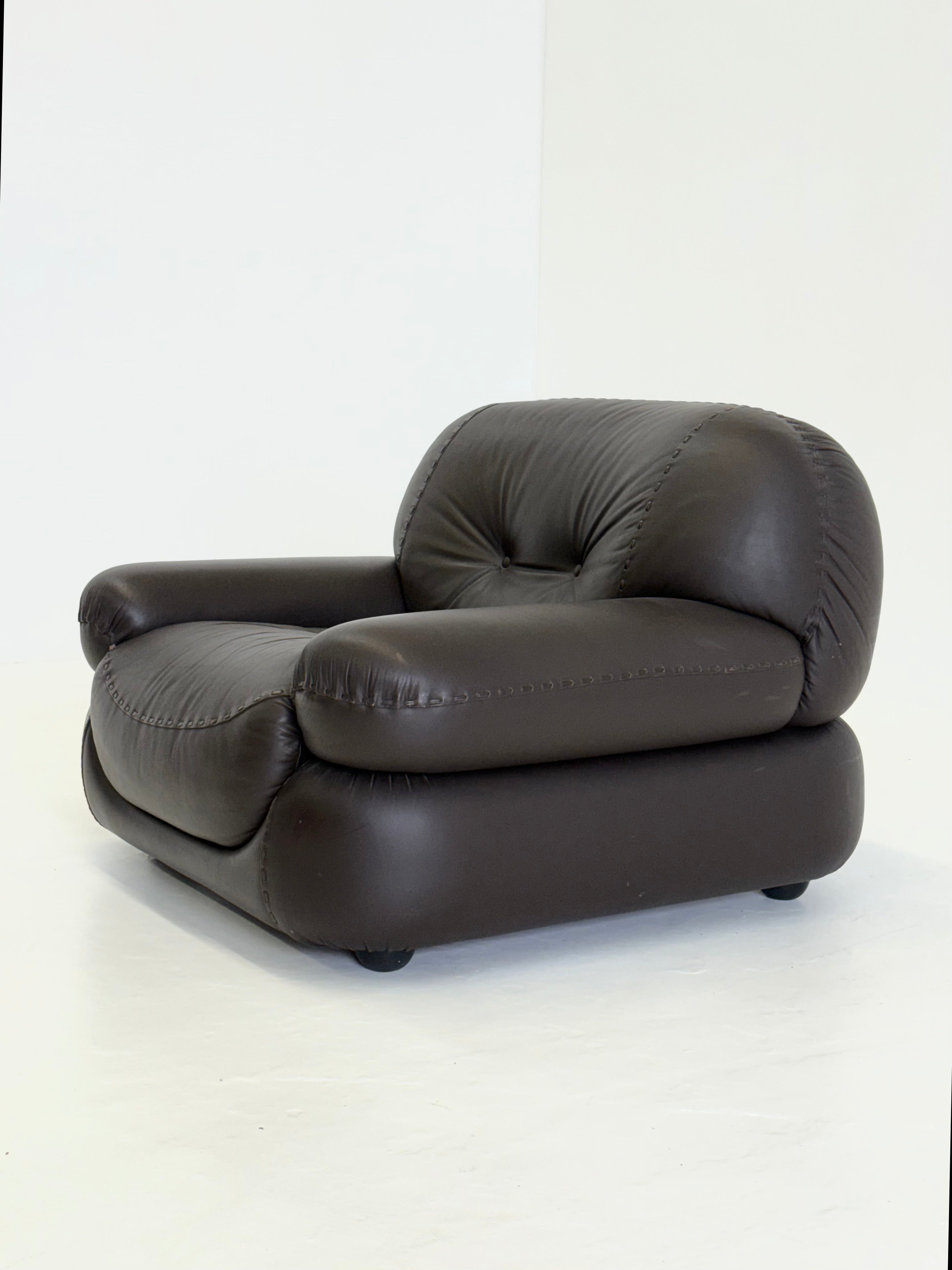 Dark_brown_leather_Sapporo_armchair_for_Mobil_Girgi