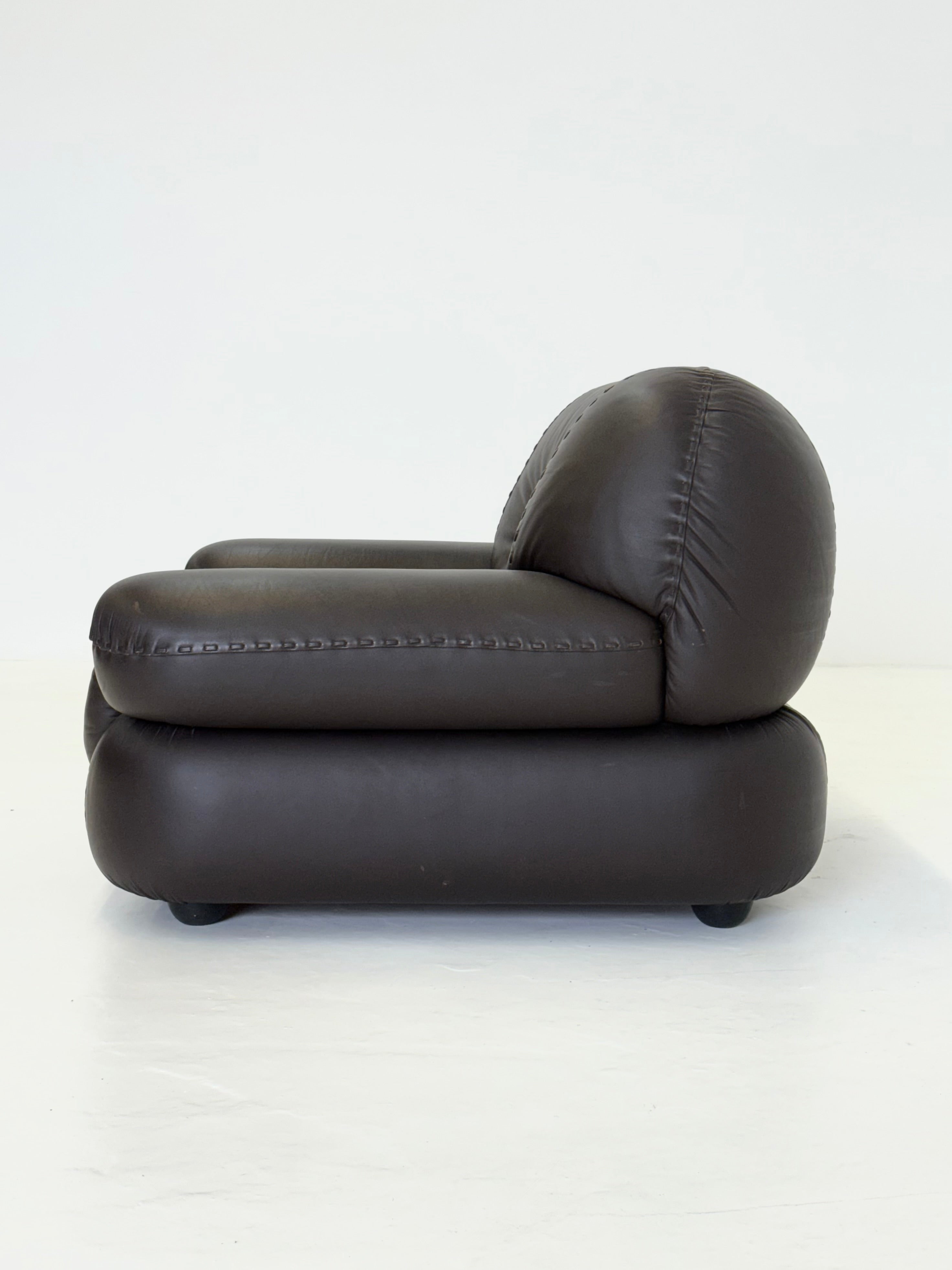 Dark_brown_leather_Sapporo_armchair_for_Mobil_Girgi