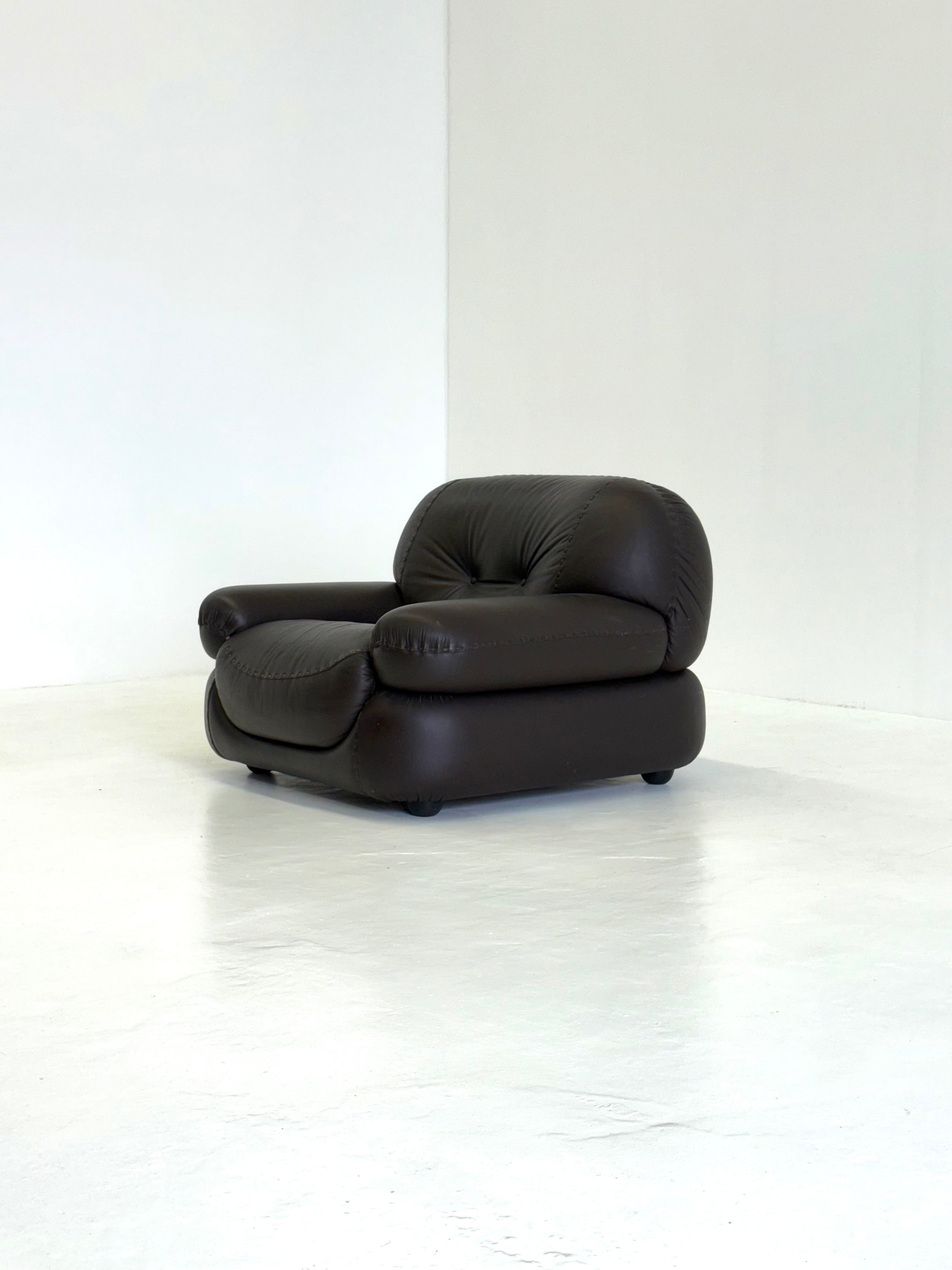 Dark_brown_leather_Sapporo_armchair_for_Mobil_Girgi