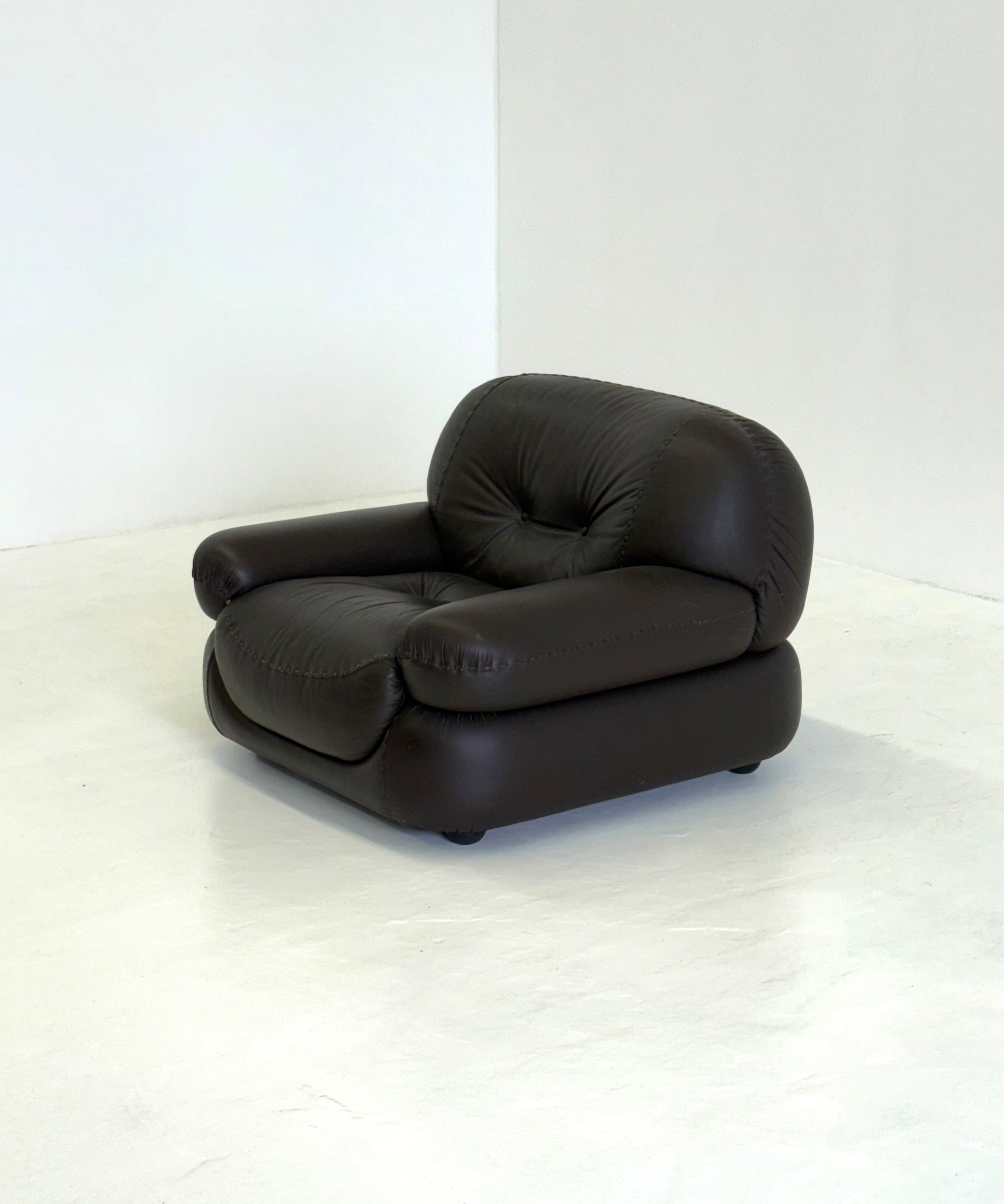 Dark_brown_leather_Sapporo_armchair_for_Mobil_Girgi