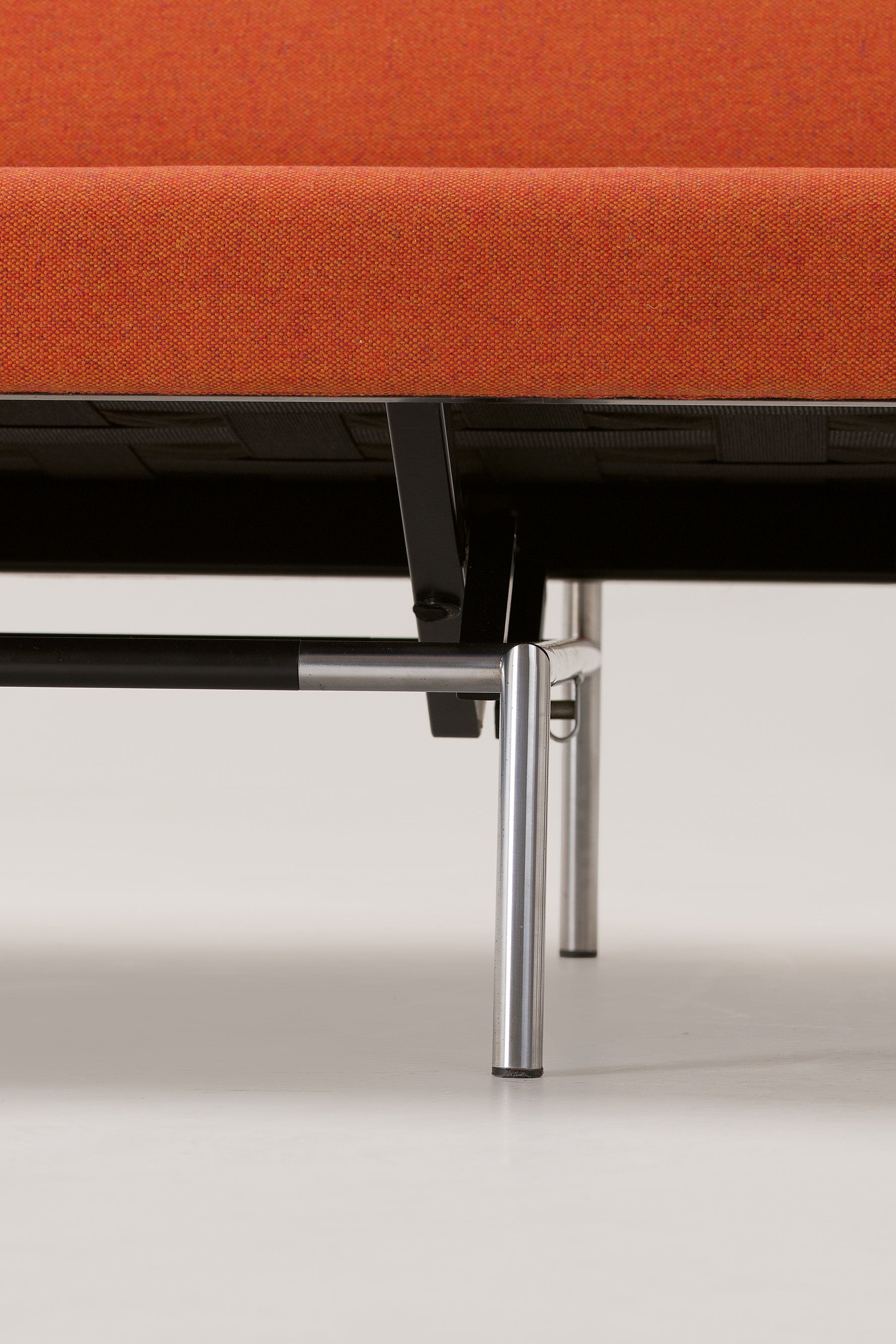 Martin_Visser_BR_02_Daybed_for_’t_Spectrum_with_BA_02_Armrest,_Netherlands,_1980s
