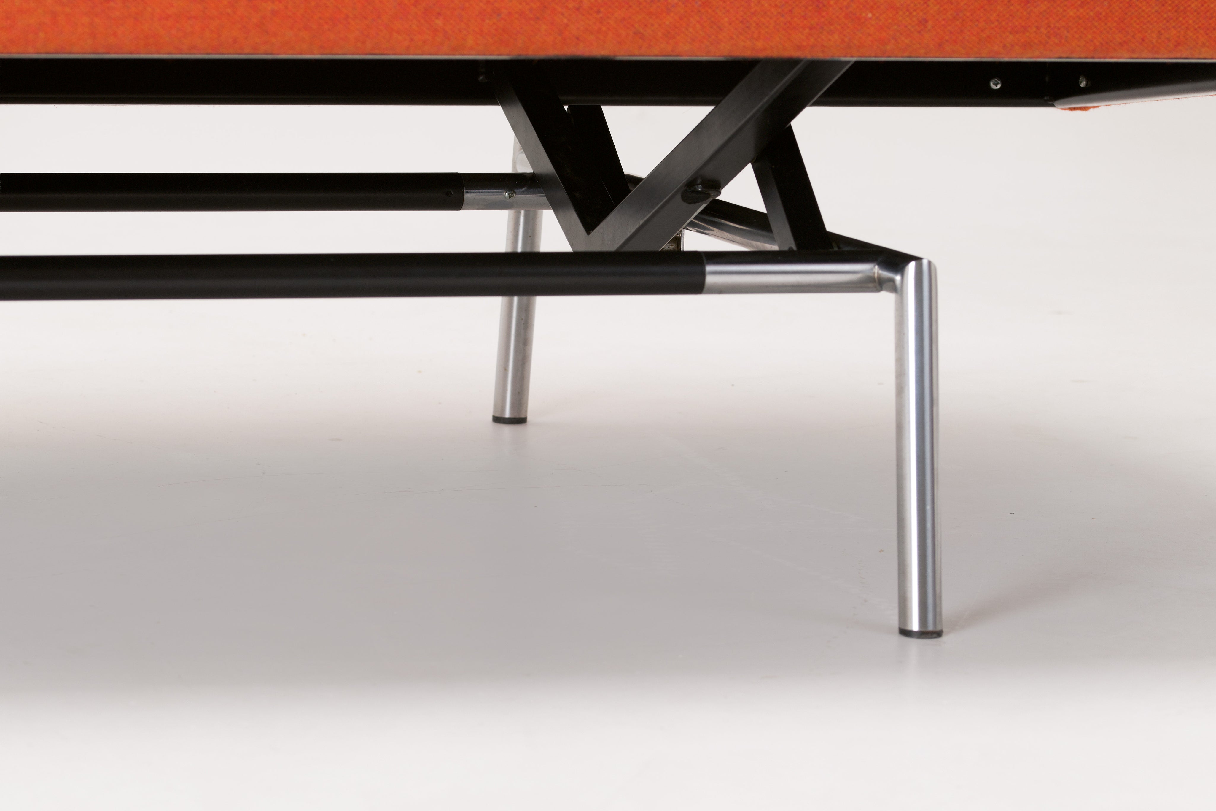 Martin_Visser_BR_02_Daybed_for_’t_Spectrum_with_BA_02_Armrest,_Netherlands,_1980s