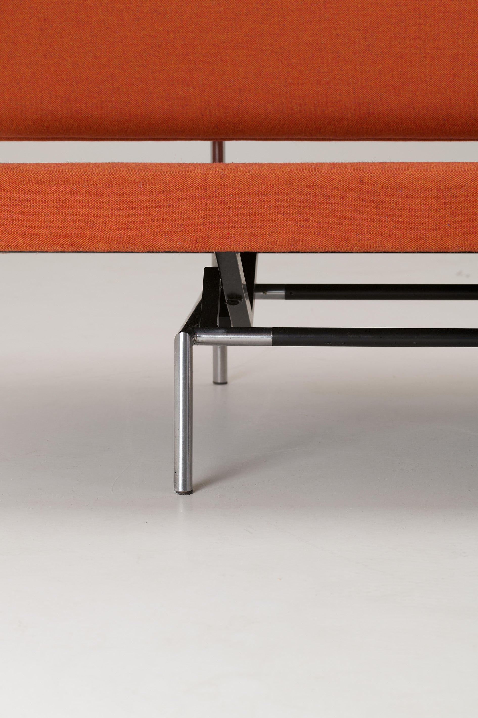 Martin_Visser_BR_02_Daybed_for_’t_Spectrum_with_BA_02_Armrest,_Netherlands,_1980s