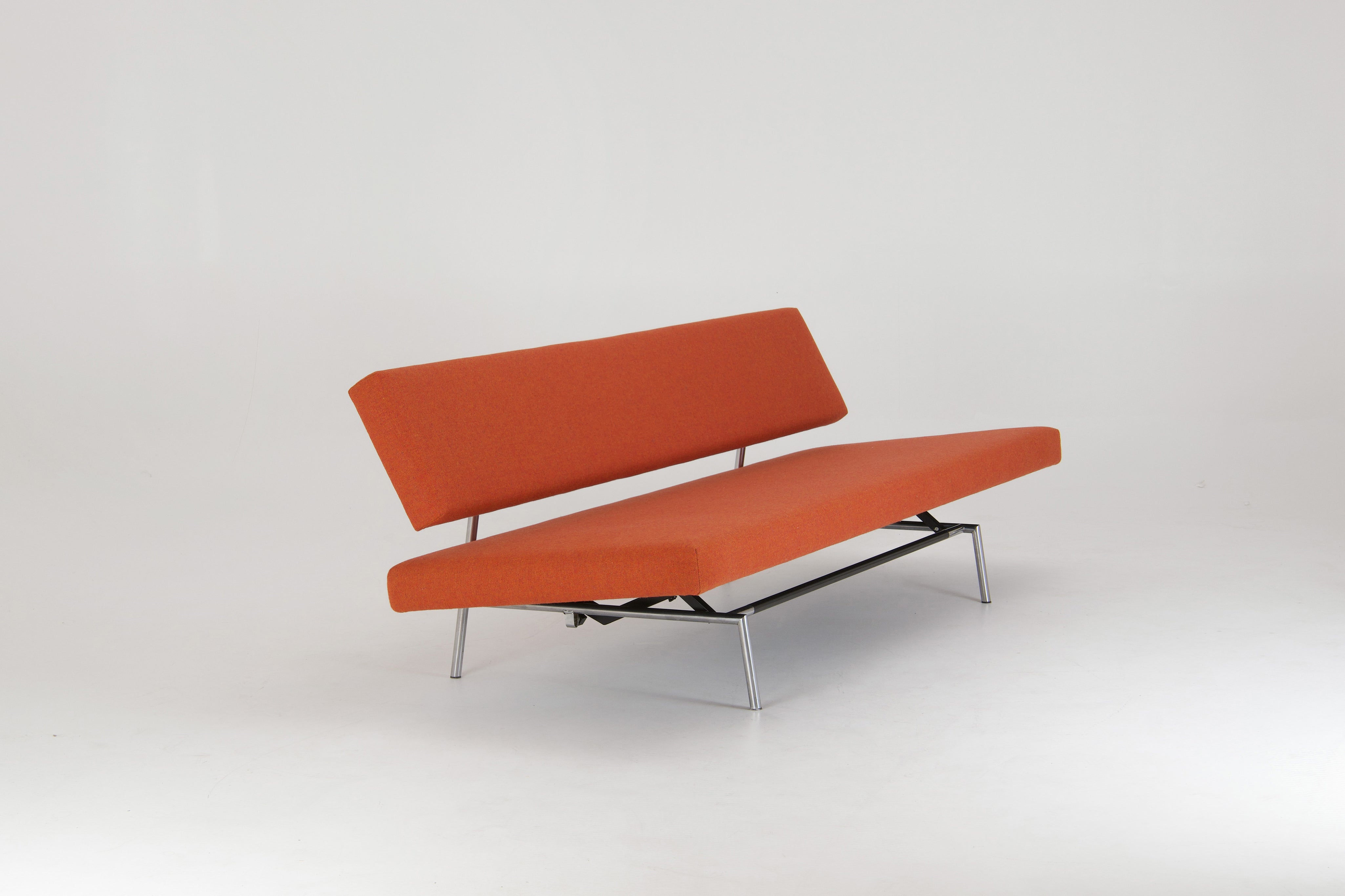 Martin_Visser_BR_02_Daybed_for_’t_Spectrum_with_BA_02_Armrest,_Netherlands,_1980s