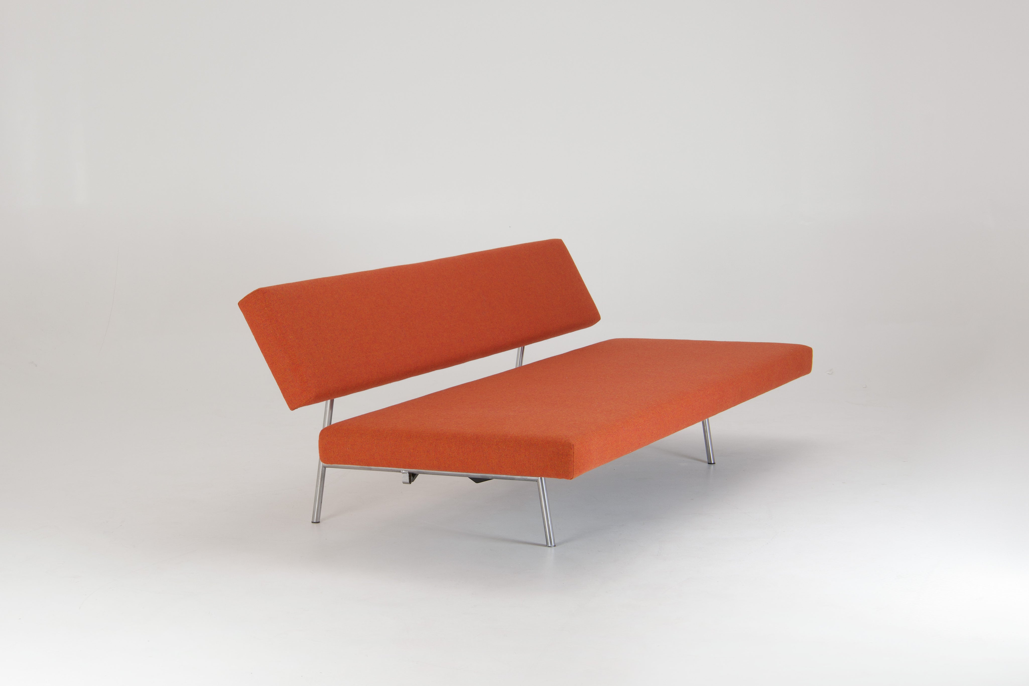 Martin_Visser_BR_02_Daybed_for_’t_Spectrum_with_BA_02_Armrest,_Netherlands,_1980s
